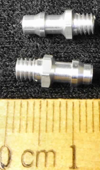 Es handelt sich um aus Aluminium gefertigte, zylindrische Hohlerzeugnisse, die an einem Ende mit einem Gewinde, am anderen Ende zurückgesetzt mit einem Kragen und im mittleren Bereich mit einem Außensechskant versehen sind. Die Erzeugnisse dienen als Verbindungselemente für Tankanschlüsse und sind zum Einbau in Modellautos bestimmt. 
Jeweils zwei Stück sind in einem Kunststoffbeutel mit aufhängbarem Pappreiter verpackt.
Gesamtlänge: etwa 12,6 mm
-Antragstellerangaben- 

Derartige Erzeugnisse gehören als "andere Waren aus Aluminium (Bolzen)" zur Codenummer 7616 1000 10 des Integrierten Zolltarifs der EG (TARIC).