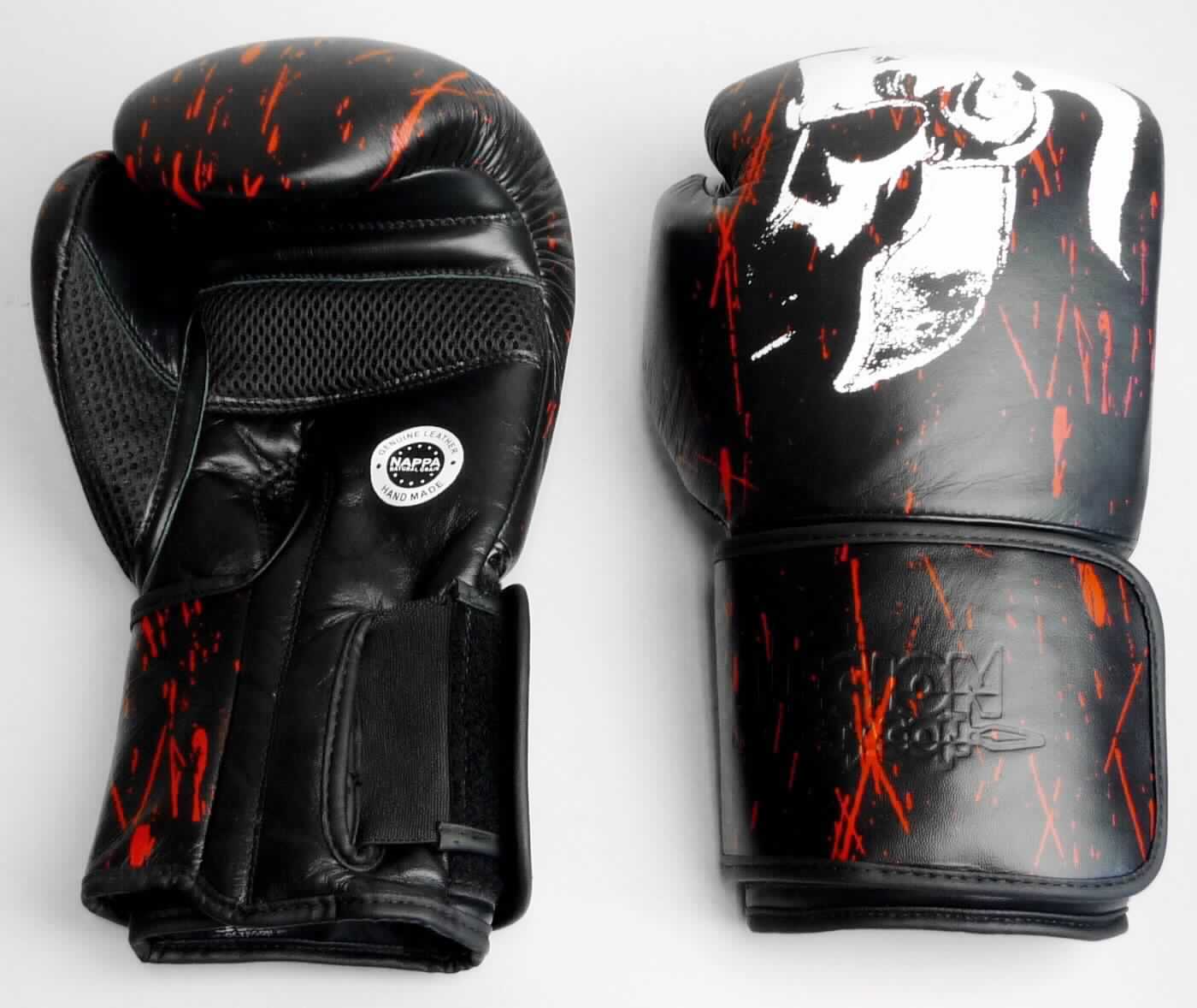 Spezialsporthandschuhe, sog. L.O. Helmet Boxhandschuh schwarz, Foto siehe Anlage,
- in einem handelsüblichen Behältnis aus Kunststofffolien und Netzstoff mit einer Gebrauchsanleitung verpackt,
- in Form von Fausthandschuhen (Paar) mit ausgearbeitetem Daumen; jeweils:
- - überwiegend aus Leder (laut Antrag Rinderleder);  im Legion Octagon-Design bedruckt,
- - in Bereich des Daumenballens und einem schmalen Streifen im Innenhandbereich aus Gewirken aus Spinn-
    stoffen,
- - im Bereich des Handrückens, der Finger und des Daumens mit einem vorgeformten Polster aus Schaum-
    kunststoff ausgestattet,
- - mit einem eingearbeiteten Griffsteg, wodurch der Handschuh im Bereich der Finger und des Daumens zur
    Handinnenfläche angewinkelt ist (kennzeichnet den Handschuh als Spezialsporthandschuh für den Boxsport),
- - im Bereich des Handgelenks mit einer bis in die Innenhand reichenden, schlitzförmigen Einstiegsöffnung
    sowie einem ca. 10,5 cm breiten, fast vollständig umlaufenden Klettverschluss,
- - ist als Handschuh vom Warenkreis des Kapitels 95 ausgenommen,
- - im Hinblick auf den Gesamteindruck bestimmt das Leder den Charakter des Handschuhs.

"Spezialsporthandschuhe, aus Leder"