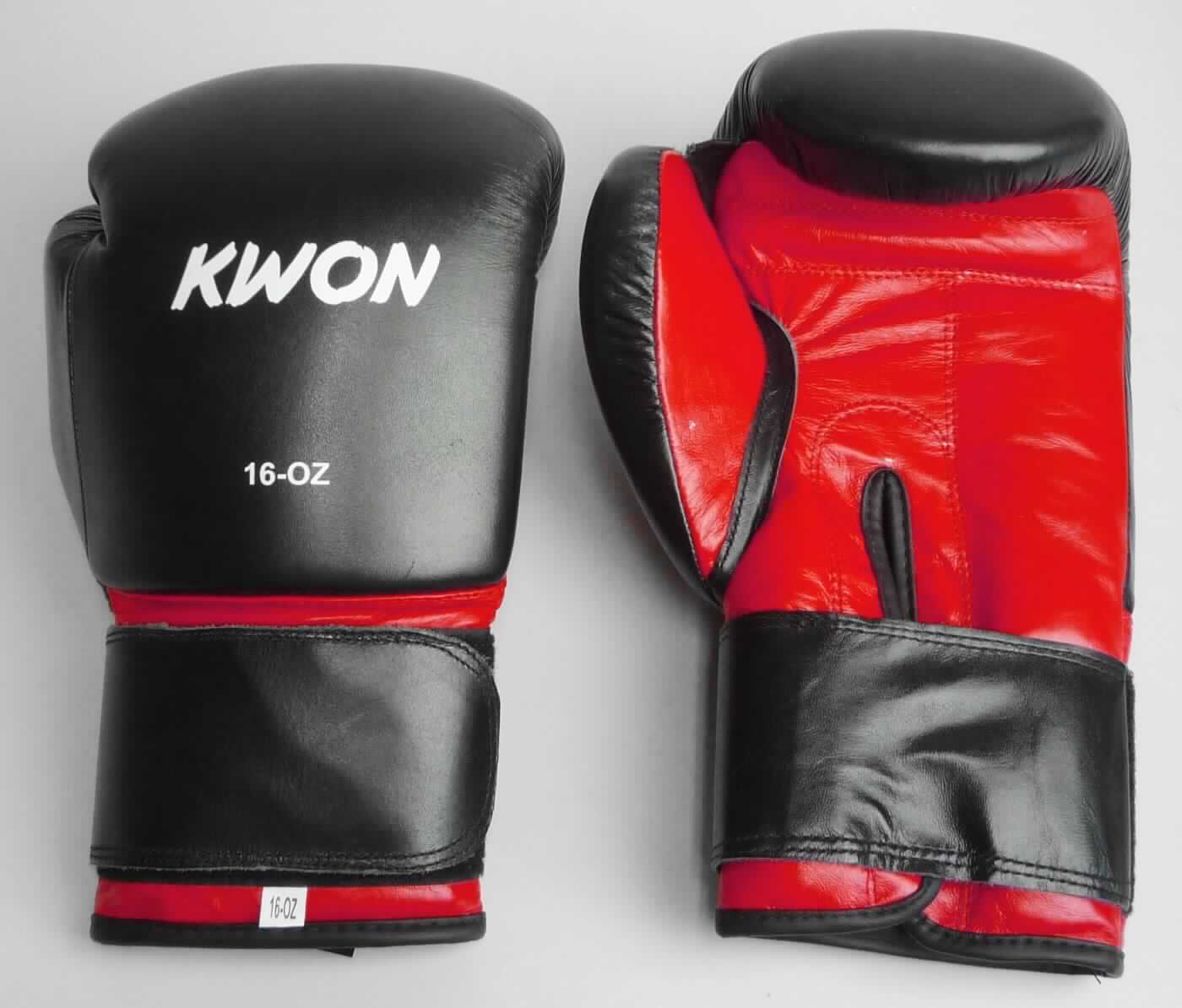 Spezialsporthandschuhe, sog. Boxhandschuhe Knocking, Artikel 4002516, Foto siehe Anlage,
- in einer handelsüblichen, klarsichtigen Kunststoffhülle mit einer Gebrauchsanleitung verpackt,
- in Form von Fausthandschuhen (Paar) mit ausgearbeitetem Daumen; jeweils:
- - aus rot- (Innenhand) und schwarzgefärbtem Leder;  mit dem Schriftzug "KWON" und dem Gewicht des
    Handschuhs bedruckt,
- - im Bereich des Handrückens, der Finger und des Daumens mit einem vorgeformten Polster aus Schaum-
    kunststoff ausgestattet,
- - mit einem eingearbeiteten Griffsteg, wodurch der Handschuh im Bereich der Finger und des Daumens zur
    Handinnenfläche angewinkelt ist (kennzeichnet den Handschuh als Spezialsporthandschuh für den Boxsport),
- - im Bereich des Handgelenks mit einer bis in die Innenhand reichenden, schlitzförmigen Einstiegsöffnung
    sowie einem ca. 7 cm breiten, fast vollständig umlaufenden Klettverschluss,
- - ist als Handschuh vom Warenkreis des Kapitels 95 ausgenommen,
- - im Hinblick auf den Gesamteindruck bestimmt das Leder den Charakter des Handschuhs.

"Spezialsporthandschuhe, aus Leder"