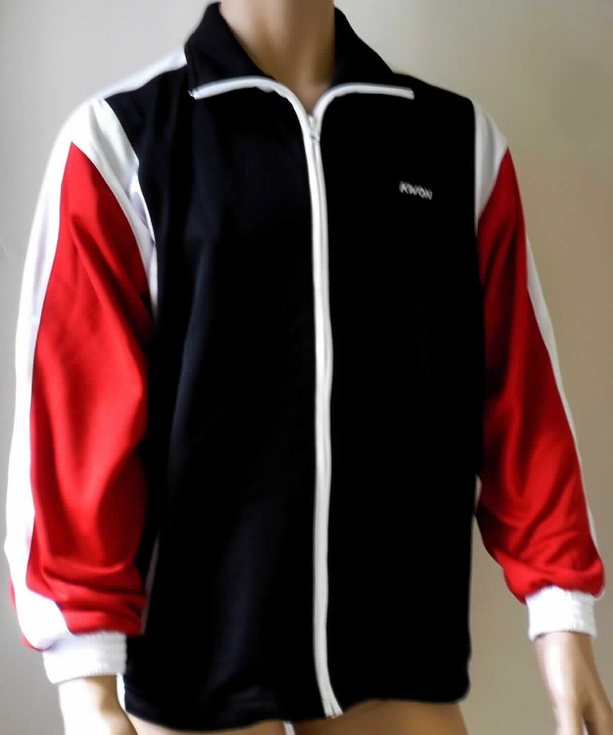Blouson, sog. Teamjacke schwarz/rot, Art. 7652001, Größe S, Foto siehe Anlage,
- aus ca. 0,7 mm dicken, einfarbigen (rot, schwarz und weiß), auf der Innenseite gerauten Gewirken aus 
  laut Antrag 100 % Polyester (synthetische Chemiefasern),
- über die Taille reichend (Rückenlänge: ca. 69 cm),
- mit einem Stehkragen,
- vorn mit einer durchgehenden Öffnung mit einem bis in die Kragenspitzen reichenden Reißverschluss,
- ohne Hinweise auf den Trägerkreis (unisex), 
- in Brusthöhe mit einem aufgestickten Firmenlogo,
- mit langen Ärmeln, die über den unteren Rand des Kleidungsstücks hinausreichen; an den Ärmelenden mit 
  angesetzten, verengenden Bündchen,
- mit zwei eingesetzten Taschen mit Reißverschluss unterhalb der Taille,
- am unteren Rand mit einem Tunnelzug zu verengen,
- erfüllt die Merkmale zur Einreihung als Blouson, somit keine Jacke.

"Blouson, aus Gewirken, für Frauen, aus Chemiefasern"