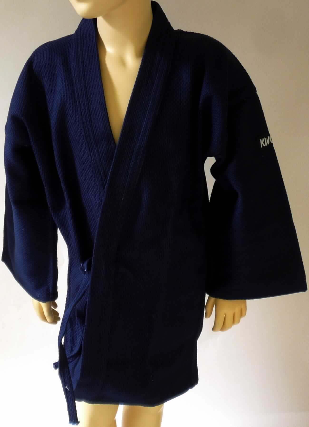 Hemd, sog. Kendo-Jacke, Art. 1501, Größe 150 (~ Größe S), Foto siehe Anlage,
- aus ca. 1,3 mm dicken, einfarbigen Geweben aus lt. Antrag 100 % Baumwolle,
- über die Taille reichend (Rückenlänge: ca. 69 cm),
- mit einem v-förmigen Halsausschnitt,
- vorn mit einer durchgehenden Öffnung, die mit einem ca. 4 cm breiten Gewebezuschnitt eingefasst ist,
- mit einer Verschlussvorrichtung in Form von zwei kurzen Bindebändern, die eine Überlappung von links über 
  rechts bewirken (Männerkleidung),
- mit 3/4-langen Ärmeln; auf dem linken Ärmel mit einem aufgenähten Etikett mit eingewebtem Firmenlogo,
- am unteren Rand durch Umschlagen und Festnähen gesäumt,
- entspricht u. a. aufgrund des Schnitts und der Ausstattung den Voraussetzungen zur Einreihung als Hemd, somit 
  keine Jacke der Position 6203.

"Hemd, aus Geweben, für Männer, aus Baumwolle, nicht nach dem Batik-Verfahren handbedruckt"