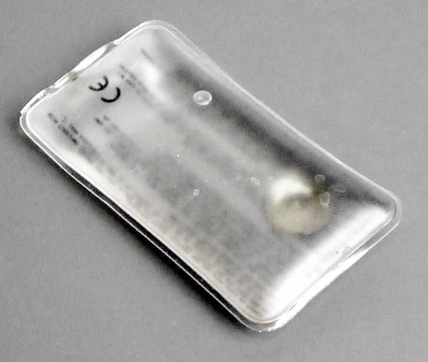 Angaben:
Heatpad (Taschenwärmer) "Rectangular", Artikelnummer 50815, Lfd.Nr. 21/2017. Rechteckiger Taschenwärmer aus einer verschweißten Kunststoffhülle, innen gefüllt mit einem Gel aus Natriumacetat und Wasser und einem kleinen Metallplättchen. Durch Knicken des Metallplättchens wird ein Kristallisationsprozess ausgelöst, bei dem Wärme frei wird.

Feststellungen:
Klarsichtiges Kunststoffkissen (Abmessungen ca. 11 x 6 x 0,5 cm, Gewicht: ca. 66 g) mit dem Aufdruck (Auszug) "Reflects Heat pad", das mit einer blauen, gelartigen Substanz und einem silberfarbenen, ovalförmigen Metallplättchen gefüllt ist.

Befund:
Chemische Erzeugnisse oder Zubereitungen, überwiegend aus organischen Verbindungen bestehend, anderweit weder genannt noch inbegriffen; in flüssiger Form bei 20 °C; andere.