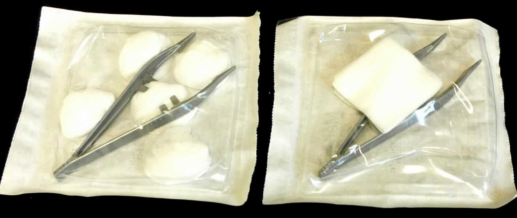 Wundpflege-Set

Bei der vorgelegten Ware handelt es sich um eine Warenzusammenstellung bestehend aus einer Pinzette und fünf Mullkompressen (5 cm x 5 cm, 8-fach), die zusammen in einer handelüblichen Sterilverpackung (Blister) für den EInzelverkauf verpackt sind.
Die Mullkompressen stellen den charakterbestimmenden Bestandteil auf Grund der Verwendung dar.

Die Ware ist somit als Gaze und Waren daraus in Aufmachung für den Einzelverkauf zu medizinischen oder chirurgischen Zwecken in die Position 3005 der Kombinierten Nomenklatur einzureihen.