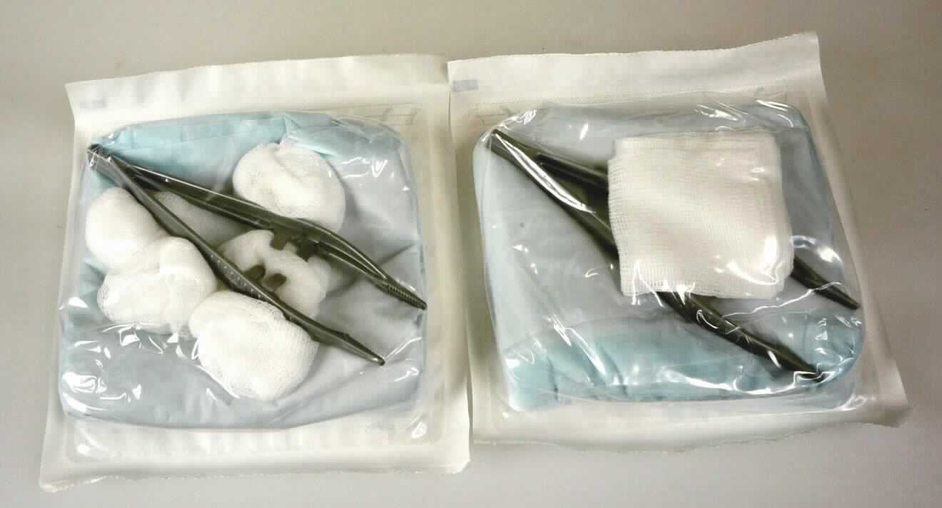 Wundpflege-Set

Bei der vorgelegten Ware handelt es sich um eine Warenzusammenstellung bestehend aus einer Pinzette, einer Krankenunterlage (Maße 45 cm x 45 cm) und fünf Mullkompressen (Art. 55103; 5 cm x 5 cm, 8-fach) bzw. fünf Mulltupfern (Art. 55104; 20 cm x 20 cm, pflaumengroß zusammengelegt), die zusammen in einer handelüblichen Sterilverpackung (Blister) für den EInzelverkauf verpackt sind.
Die Waren der Position 3005 (Krankenunterlage und Mullerzeugnisse) stellen den charakterbestimmenden Bestandteil der Warenzusammenstellung auf Grund der Verwendung und des Wertes dar.

Die Ware ist somit als Gaze und Waren daraus in Aufmachung für den Einzelverkauf zu medizinischen oder chirurgischen Zwecken in die Position 3005 der Kombinierten Nomenklatur einzureihen.