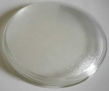 Optisches Element aus Glas, Streuscheibe, siehe Foto,
- aus gehärtetem Borosilikatglas (laut Antragsangaben), ungefasst,
- rund, Außendurchmesser ca. 17 cm,
- Klarglas, mit Außenwölbung,
- auf der Innenseite mit einer Raustruktur,
- dient zum Streuen der Lichtstrahlen einer Halogen-Glühlampe (optischer Effekt),
- nicht optisch bearbeitet, damit keine Zuweisung zum Kapitel 90.