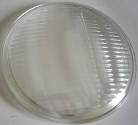 Optisches Element aus Glas, Streuscheibe, siehe Foto,
- aus gehärtetem Borosilikatglas (laut Antragsangaben), ungefasst,
- rund, Außendurchmesser ca. 20 cm,
- Klarglas, mit Außenwölbung,
- auf der Innenseite mit eingepressten, verschiedenartigen rechteckigen Streustrukturen,
- dient zum Streuen der Lichtstrahlen einer Halogen-Glühlampe (optischer Effekt),
- nicht optisch bearbeitet, damit keine Zuweisung zum Kapitel 90.