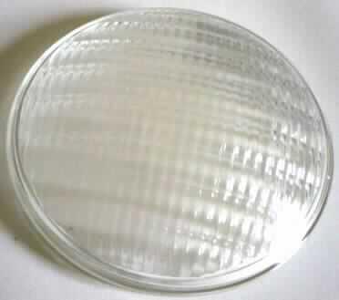 Optisches Element aus Glas, Streuscheibe, siehe Foto,
- aus gehärtetem Borosilikatglas (laut Antragsangaben), ungefasst,
- rund, Außendurchmesser ca. 17 cm,
- Klarglas, mit Außenwölbung,
- auf der Innenseite mit eingepressten rechteckigen Streustrukturen,
- dient zum Streuen der Lichtstrahlen einer Halogen-Glühlampe (optischer Effekt),
- nicht optisch bearbeitet, damit keine Zuweisung zum Kapitel 90.