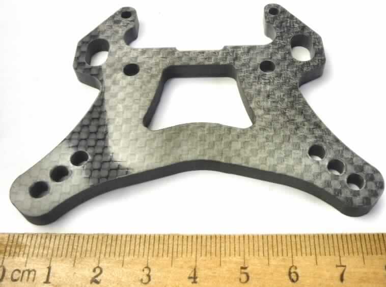 Es handelt sich um ein ca. 85 x 70 mm großes Erzeugnis aus Kunststoff, sog. Front shock tower plate, das als Dämpferbrücke vorn von Modellautos verwendet wird.
Die in einer durchsichtigen Kunststofftüte mit Pappheader verpackte Ware kennzeichnet sich aufgrund der Form als erkennbares Teil für sowohl Bausätze von Modellautos als auch fertige Modellautos, jeweils mit Motor. Derartige Teile sind innerhalb der Position 9503 nach eigener Beschaffenheit einzureihen.

Das erkennbar hauptsächlich für eine Ware der Position 9503 bestimmte Teil ist als "andere als zuvor von der Position 9503 erfasste Ware aus Kunststoff" einzureihen.