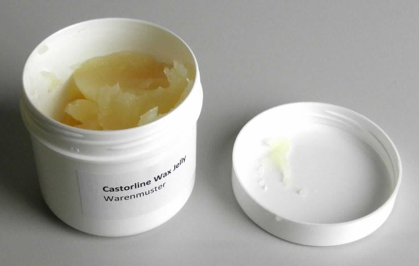 Angaben: 
Castorline Way Jelly; zur Verwendung in Kosmetika (Lippenstifte, Cremes u.a.).

Warenbeschaffenheit: 
Weiches, hellgelbes Wachs, verpackt in Musterdose.
Tropfpunkt (nach Ubbelohde): über 40°C
Viskosität (ermittelt mit einem Rotationsviskosimeter bei einer Temperatur von 10°C über dem Tropfpunkt): < 10Pas 

Befund: 
Zubereitetes Wachs, anderes als Polyethylenglycolwachs.
