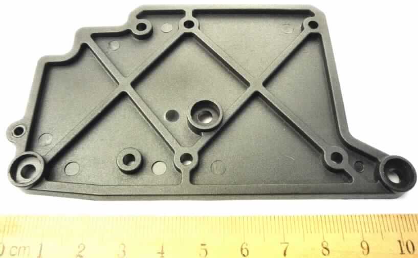 Es handelt sich um ein ca. 110 x 65 mm großes Erzeugnis aus Kunststoff, sog. Batterybox Suportplate, das als Akkubox-Halter von Modellautos verwendet wird.
Die in einer durchsichtigen Kunststofftüte mit Pappheader verpackte Ware kennzeichnet sich aufgrund der Form als erkennbares Teil für sowohl Bausätze von Modellautos als auch fertige Modellautos, jeweils mit Motor. Derartige Teile sind innerhalb der Position 9503 nach eigener Beschaffenheit einzureihen.

Das erkennbar hauptsächlich für eine Ware der Position 9503 bestimmte Teil ist als "andere als zuvor von der Position 9503 erfasste Ware aus Kunststoff" einzureihen.