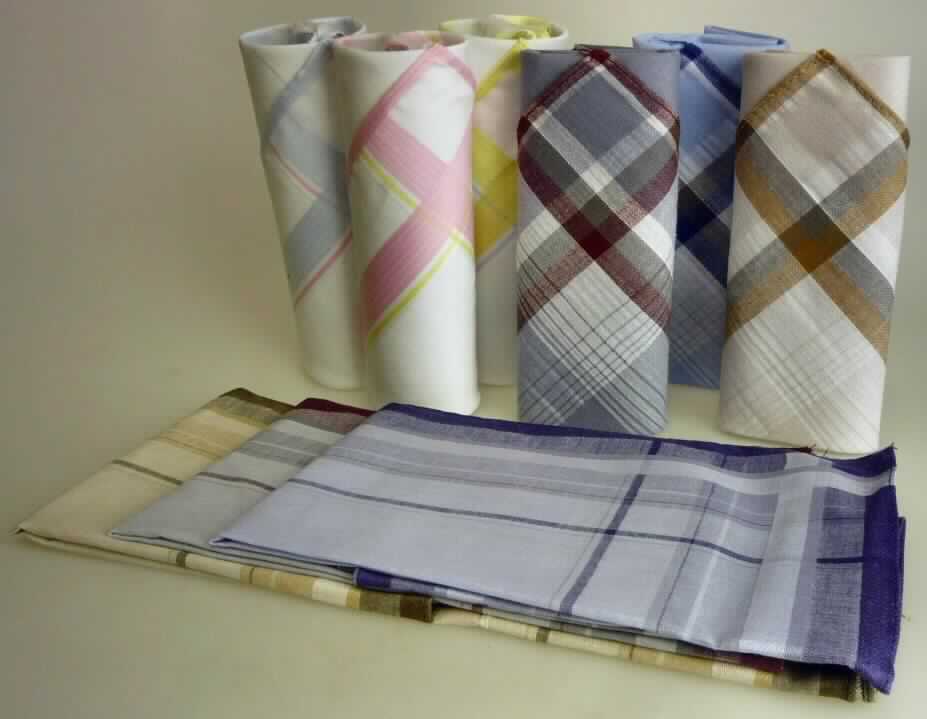 -Taschentücher, Foto siehe Anlage,
- jeweils als 3er-Set in Geschenkartons aus Pappe/Kunststoff verpackt,
- laut Antrag in folgenden Abmessungen:
-- etwa 28 cm x 28 cm (für Damen),
-- etwa 40 cm x 40 cm (für Herren),
- aus buntgewebten Geweben aus laut Antrag 100% Baumwolle,
- an den Rändern durch Umschlagen und Festnähen gesäumt (konfektioniert),
- nicht handgearbeitet,
- erfüllen aufgrund der Maße die Voraussetzung zur Einreihung als Taschentücher.

"Taschentücher, aus Geweben, aus Baumwolle, nicht handgearbeitet"