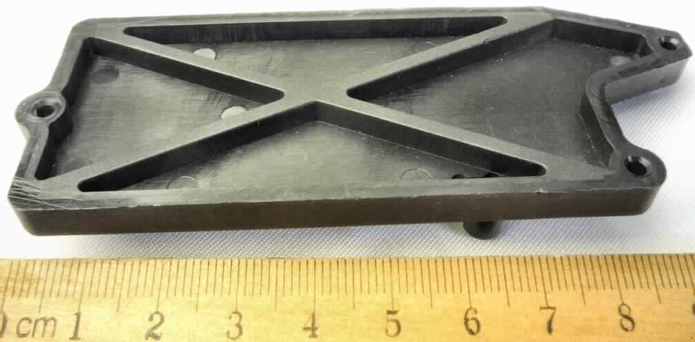 Es handelt sich um ein ca. 100 x 40 mm großes Erzeugnis aus Kunststoff, sog. ESC Mounting Plate, das als Reglerplatte von Modellautos verwendet wird.
Die in einer durchsichtigen Kunststofftüte mit Pappheader verpackte Ware kennzeichnet sich aufgrund der Form als erkennbares Teil für sowohl Bausätze von Modellautos als auch fertige Modellautos, jeweils mit Motor. Derartige Teile sind innerhalb der Position 9503 nach eigener Beschaffenheit einzureihen.

Das erkennbar hauptsächlich für eine Ware der Position 9503 bestimmte Teil ist als "andere als zuvor von der Position 9503 erfasste Ware aus Kunststoff" einzureihen.