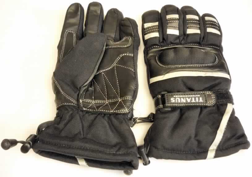 Bekleidungszubehör aus Leder (Handschuhe), sog. Motorradhandschuhe, Art. 80203 (Größe S),
80204 (Größe M), 80205 (Größe L) und 80206 (Größe XL), Foto siehe Anlage,
- als Fünffingerhandschuhe gearbeitet,
- an der Innenhand, der Innenseite des Daumens und der Finger, teilweise im Bereich des
  Handrückens und teilweise im Bereich des Außenseite der Finger aus lt. Antrag Leder,
- an der Außenseite des Daumens, den Fingerzwischenräumen, überwiegend an der Außenseite
  der Finger und des Handrückens sowie der Stulpe aus Geweben aus Spinnstoffen,
- das Leder verleiht dem Handschuh nach dem Umfang und insbesondere in Bezug auf die Verwendung
  als Motorradhandschuh seinen wesentlichen Charakter,
- mit reflektierenden Streifen,
- im Bereich des Handrückens mit einem eingearbeiteten Protektor, 
- mit einem Innenfutter aus gerauten Gewirken,
- in Höhe des Handgelenks mit einem eingenähten, elastischen Band und einem Riemen
  mit Klettverschluss,
- mit einem elastischen Tunnelzug am äußeren Rand der Stulpe,
- ohne funktionelle Merkmale von Spezialsporthandschuhen und von Schutzhandschuhen.

"Bekleidungszubehör aus Leder,  Fingerhandschuhe, keine Spezialsport- bzw. Schutzhandschuhe"
