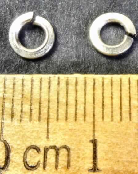 Es handelt um flache, nicht geschlossene Ringe aus Stahl (kein nicht rostender Stahl), deren Enden leicht in der Höhe gegeneinander verschoben sind.
Die Ringe sind zu jeweils sechs Stück in einem Kunststoffbeutel mit bedrucktem Pappreiter verpackt und zum Einbau in Modellautos bestimmt.
Die Waren werden nicht über Malaysia versandt.
- Antragstellerangaben -

Außendurchmesser: ca. 5,7 mm
Lochdurchmesser: ca. 3,1 mm

Abbildung siehe Anlage.

Derartige Erzeugnisse gehören als "andere Federringe aus Stahl" zur Codenummer 7318 2100 98 des Integrierten Zolltarifs der EG (TARIC).