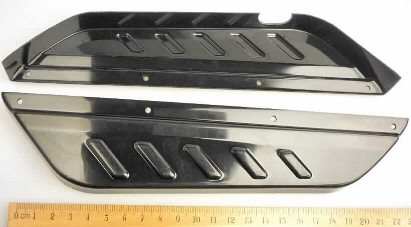 Es handelt sich um ca. 250 x 50 mm große Erzeugnisse aus Kunststoff, sog. Desc:Side guard Virus 2, die als Chassiswannen von Modellautos verwendet werden.
Die in einer durchsichtigen Kunststofftüte mit Pappheader verpackte Ware (zwei Stück) kennzeichnet sich aufgrund der Form als erkennbares Teil für sowohl Bausätze von Modellautos als auch fertige Modellautos, jeweils mit Motor. Derartige Teile sind innerhalb der Position 9503 nach eigener Beschaffenheit einzureihen.

Das erkennbar hauptsächlich für eine Ware der Position 9503 bestimmte Teil ist als "andere als zuvor von der Position 9503 erfasste Ware aus Kunststoff" einzureihen.