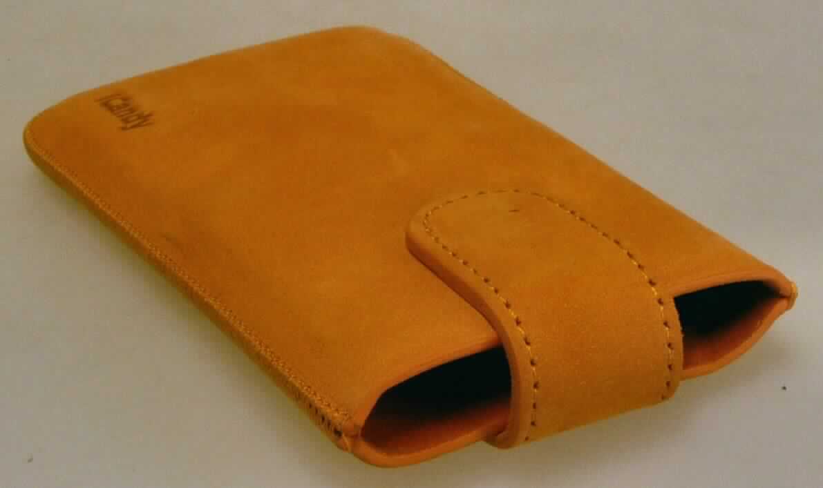 Etuiähnliches Behältnis, sog. Ledertasche für Mobiltelefone, Foto siehe Anlage, 
- mit einer Außenseite aus (lt. überprüften Antragsangaben) Leder, 
- rechteckig, unten leicht abgerundet, 
- in den Abmessungen: ca. 13 cm (Höhe) x 7 cm (Breite) x 1,6 cm (Tiefe), 
- an drei Seiten zusammengenäht, mit einer Öffnung an einer Schmalseite,
- an der Öffnung mit einer Überschlagschlaufe mit integriertem Magnetverschluss,
- - die Überschlagschlaufe dient gleichzeitig als Entnahmehilfe (sog. Liftfunktion),
- ohne Inneneinteilung,
- dient dem Transport und der Aufbewahrung von Mobiltelefonen, 
- lt. Etikett handgearbeitet.

"Ähnliches Behältnis, anderes als in den Unterpositionen 4202 1110 bis 4202 3900 genannte, mit
 Außenseite aus Leder, anderes als in der Unterposition 4202 9110 genannte, handgearbeitet"