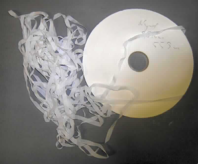 Band, sog. ungetränktes Nylongewebe für Farbbandkassetten, Foto siehe Anlage,
- als Meterware, mit einer Breite von weniger als 30 cm,
- veranschaulicht durch ein Warenmuster mit einer Breite von ca. 2 cm,
- laut Antrag:
-- auf eine Pappspule aufgewickelt,
-- aus einem weißen Gewebe aus synthetischen Chemiefasern,
-- kein Samt, Plüsch, Chenille- oder Schlingengewebe,
-- keine Elastomegarne oder Kautschukfäden enthaltend,
-- an beiden Längsseiten mit unechten Webkanten gegen das Ausriefeln gesichert (thermisch verfestigt),
- nicht mit Tinte gefärbt oder getränkt oder anders präpariert, um einen Abdruck zu hinterlassen, 
  somit kein den Schreibmaschinenbändern ähnliches Band der Position 9612.

"Band, keine Ware der Position 5807, anderes als in den Unterpositionen 5806 10 und 5806 20 genannte, 
 aus Chemiefasern, mit unechten Webkanten"