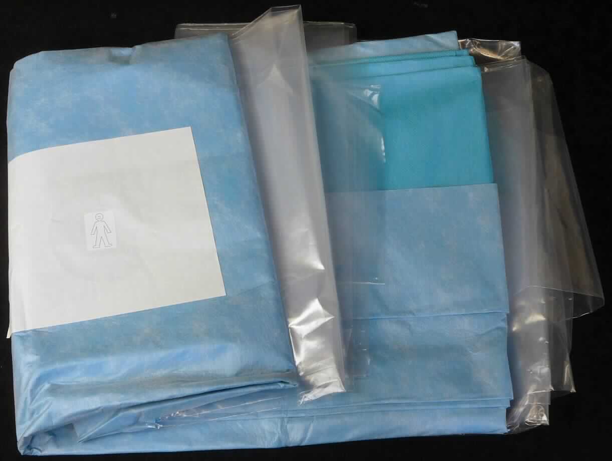 Angiographietuch, Art. 558850-1, Foto siehe Anlage,
- laut Antrag:
-- unsteril und nicht in Aufmachung für den Einzelverkauf (somit keine Ware der Position 3005),
-- rechteckig; in den Abmessungen: 200 cm x 320 cm,
- aus einem ca. 100 cm x 320 cm großen Zuschnitt aus einem mit einer Lage aus Kunststoff (lt. Antrag Polyethylen)
  versehenen Vliesstoff der Position 5603 aus synthetischen Chemiefasern (lt. Antrag Polypropylen), der jeweils an 
  den Längsseiten mit einer ca. 50 cm x 320 cm großen, angeklebten, transparenten Kunststofffolie versehen  
  ist (u. a. somit konfektioniert),
- mit einem weiteren, aufgeklebten Vliesstoffabschnitt; lt. Antrag in den Abmessungen von 75 cm x 100 cm,
- mit zwei runden, abgeklebten Öffnungen versehen,
- die Vliesstoffe bestimmen insbesondere im Hinblick auf den Umfang den Charakter der Ware,
- zur Patientenabdeckung bei operativen Eingriffen bestimmt (stellt sich als Einwegabdecktuch von der bei 
  chirurgischen Eingriffen verwendeten Art dar).

"Andere konfektionierte Ware (Angiographietuch), aus Spinnstoffen, Einweg-Abdecktuch aus Erzeugnissen der 
 Position 5603, von der bei chirurgischen Eingriffen verwendeten Art"