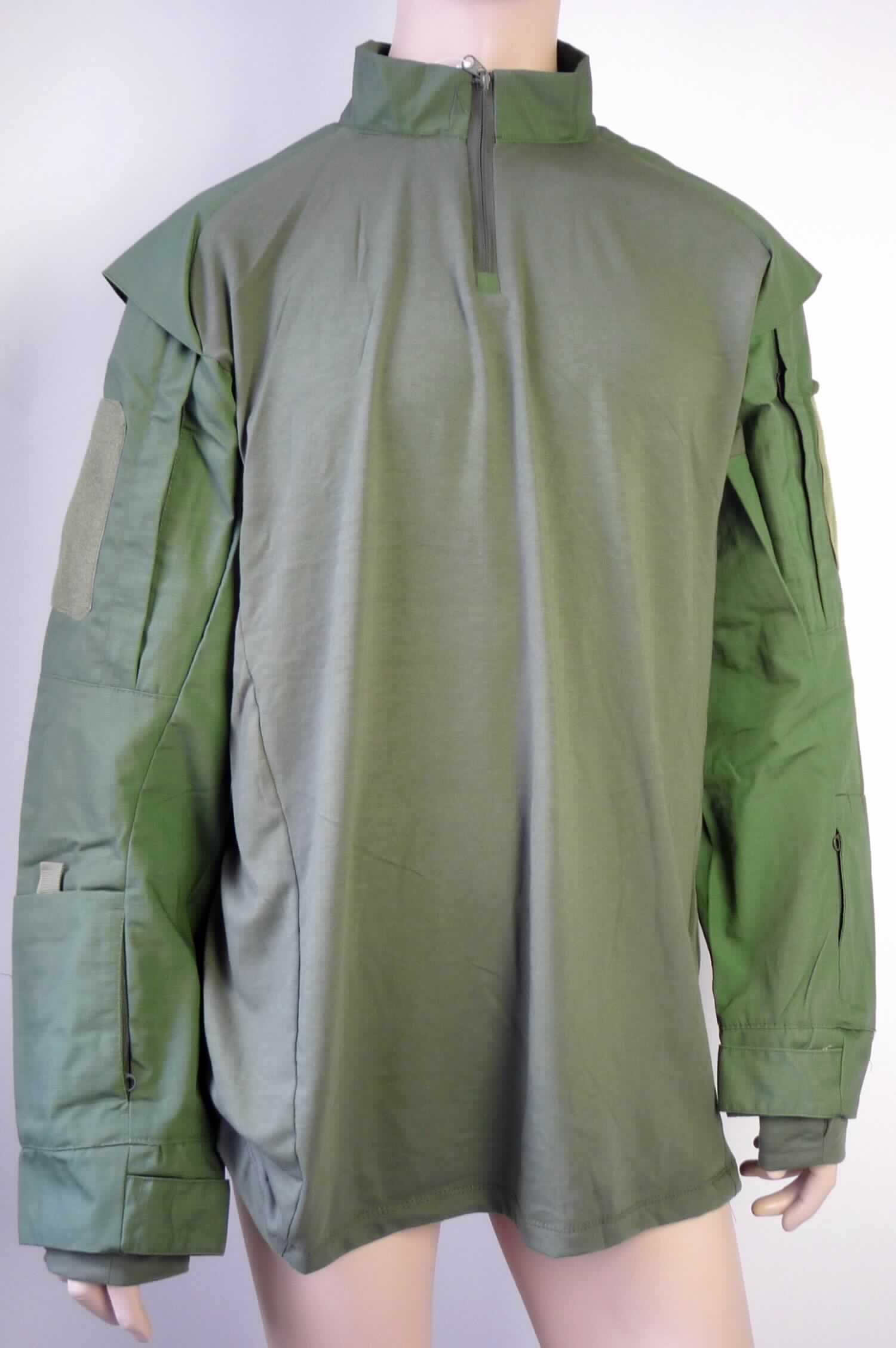 Hemdbluse, sog. Tactical Hemd, Größe XL, Foto siehe Anlage,
- im Vorder- und Rückenteil aus ca. 0,7 mm dicken, einfarbigen Gewirken und im Ärmel-, Kragen- und 
  Schulterbereich aus ca. 0,9 mm dicken, einfarbigen Geweben (sog. Rip Stop); beide Flächenerzeugnisse 
  aus laut Antrag 65 % Polyester (synthetische Chemiefasern) und 35 % Baumwolle,
- über den Schritt reichend (Rückenlänge: ca. 80 cm),
- mit einem hohen Kragen,
- vorn mit einer kurzen Öffnung mit Reißverschluss, ohne Überlappung; ohne Hinweise auf den Trägerkreis
  (unisex),
- mit langen Ärmeln mit aufgebrachten Taschen mit Klettverschluss,
- am unteren Rand durch Umschlagen und Festnähen gesäumt,
- den Hemden für Männer entsprechend zugeschnitten,
- nach dem äußeren Erscheinungsbild sind die Gewebe und die Gewirke als annähernd gleich zu betrachten,
  im Hinblick auf den Umfang herrscht das Gewirke, im Hinblick auf die Bedeutung in Bezug auf die Verwendung 
  das Gewebe vor, somit verleiht keines der beiden Flächenerzeugnisse der Ware ihren wesentlichen Charakter;
  es ist daher der von den in Betracht kommenden Positionen (6110 und 6206) in dieser Nomenklatur zuletzt 
  genannten Position zuzuweisen.

"Hemdbluse, aus Geweben, für Frauen, aus Chemiefasern"