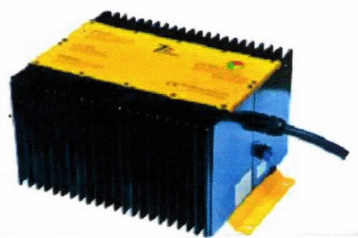 Akkumulatorenladegerät, sog. Lithium Battery Charger (Art. POW PFC 3 kW), 
- in einem Stahlblechgehäuse (357 x 245 x 179 mm) mit Buchse für externes Stromkabel sowie mit integriertem Kabel mit Batterie-Anschlussstücken (je nach Ausführung verschieden), 
- zum elektrischen Aufladen von Lithium-Eisen-Phosphat- bzw. Lithium-Eisen-Yttrium-Phosphat-Batterien) nach Umwandlung von 230 VAC, 45 - 65 Hz in 29,2 VDC, 80 A bis 292 VDC, 10 A (je nach Ausführung).

Das Gerät ist als "elektrischer Stromrichter, nicht von der mit Telekommunikationsgeräten oder automatischen Datenverarbeitungsmaschinen verwendeten Art, Akkumulatorenladegerät, nicht für zivile Luftfahrzeuge" einzureihen.