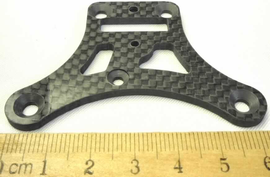 Es handelt sich um ein ca. 70 x 50 mm großes Erzeugnis aus Kunststoff, sog. Lenkstrebe VAPOR PRO, das als Lenkstrebe von Modellautos verwendet wird.
Die in einer durchsichtigen Kunststofftüte mit Pappheader verpackte Ware kennzeichnet sich aufgrund der Form als erkennbares Teil für sowohl Bausätze von Modellautos als auch fertige Modellautos, jeweils mit Motor. Derartige Teile sind innerhalb der Position 9503 nach eigener Beschaffenheit einzureihen.

Das erkennbar hauptsächlich für eine Ware der Position 9503 bestimmte Teil ist als "andere als zuvor von der Position 9503 erfasste Ware aus Kunststoff" einzureihen.