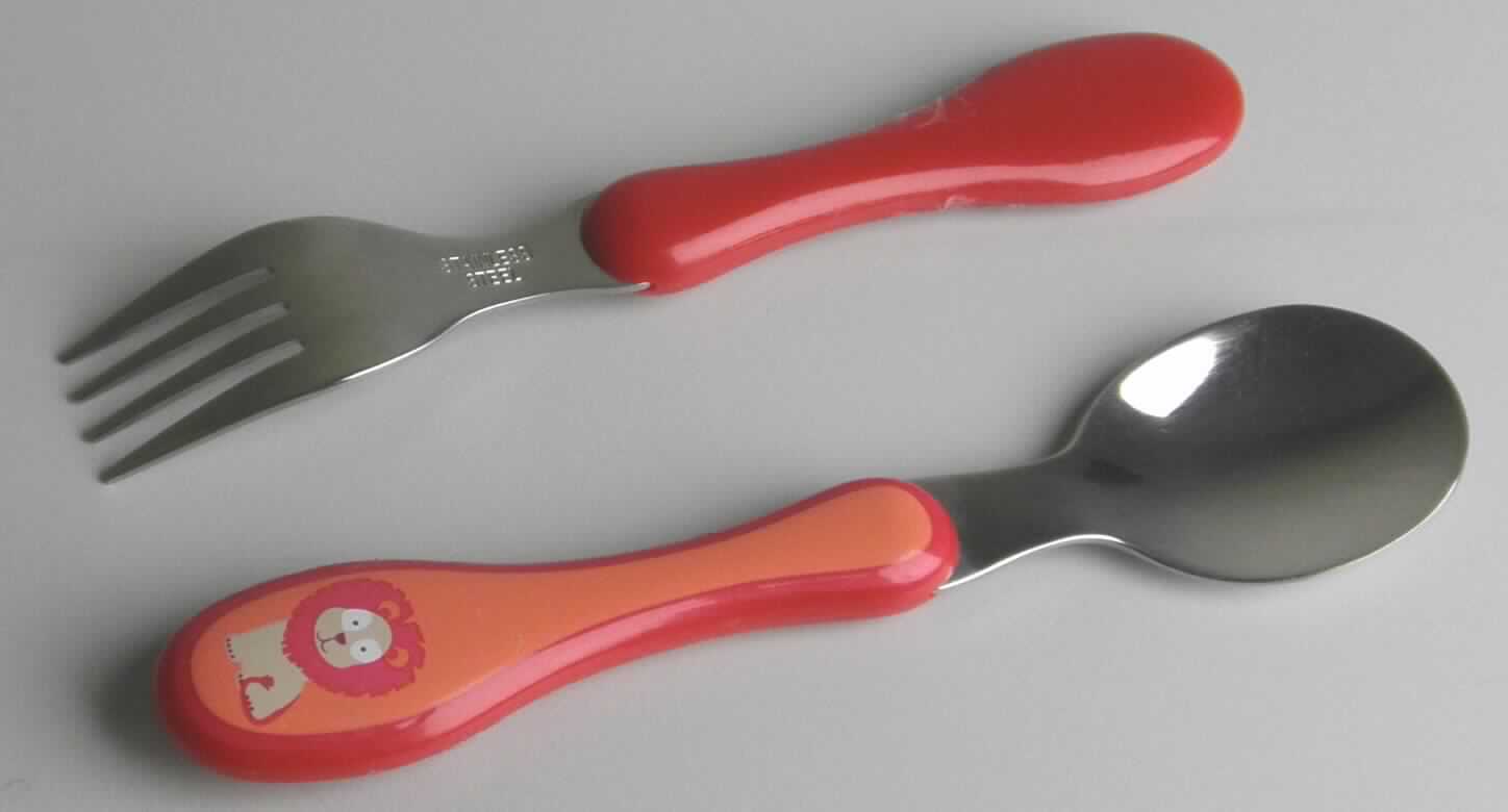 "Kinderbesteck";

- 2tlg. Zusammenstellung, bestehend aus

- - einer ca. 15 cm langen Gabel mit vier Zinken aus nicht rostendem Stahl mit
    Kunststoffgriff

- - einem ca. 15 cm langen Löffel mit annähernd ovaler Laffe aus nicht rostendem Stahl
    mit Kunststoffgriff

- - gemeinsam in einem Polybeutel verpackt

Abbildung siehe Anlage.

Derartige Erzeugnisse gehören als "Zusammenstellung von Löffeln und Gabeln, mit arbeitendem Teil aus nicht rostendem Stahl, andere als in den TARIC-Codes 8215 1020 00 bis 8215 1080 00 genannte, " zum TARIC-Code 8215 2010 00.