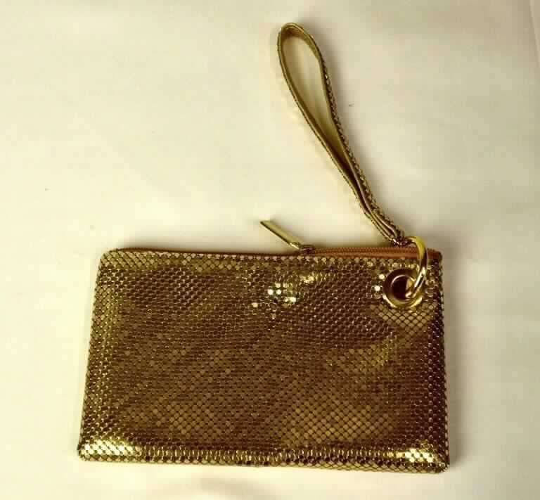Handtasche (Theatertasche), sog. Partytasche (Clutch), Abbildung siehe Anlage, 
- mit einem Handtaschenkörper aus zwei einfarbigen Spinnstofflagen (eine Spinn- 
  stofflage aus Geweben mit einer Unterlage aus Schaumkunststoff - Meterware 
  der Position 5903 -, die andere Spinnstofflage aus normalen Geweben), 
- mit einer Außenseite vollständig aus verketteten, goldfarbenen Metallplättchen, 
- mit einer Handtrageschlaufe ausgestattet, 
- oben mit einem Reißverschluss vollständig zu schließen, 
- innen mit einem aufgenähten Einsteckfach, ansonsten ohne weitere Einteilung 
  oder Ausstattung, gefüttert, 
- mit den Abmessungen von ca. 18 (L) x 11 (H) x 22 (T) cm, 

"Handtasche, mit einem Taschenkorpus aus Spinnstoffen und einer Außenseite aus 
 unedlem Metall"