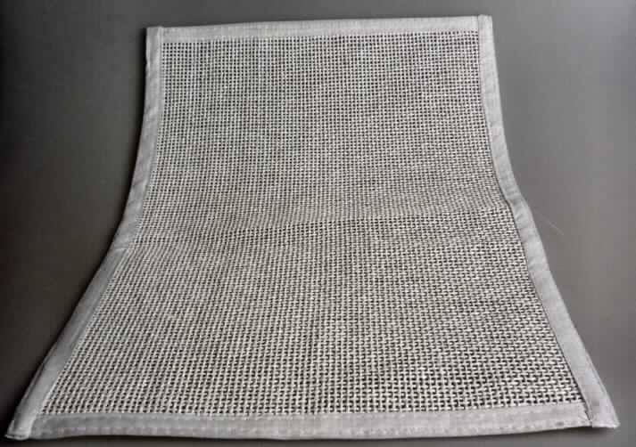 Ware zur Innenausstattung, sog. Platzset, Artikel 26740, Foto siehe Anlage,
- rechteckig; in den Abmessungen: etwa 45 cm x 30 cm,
- aus einem Gewebe aus gefalteten und gedrehten Papiergarnen der Position 5308 (Meterware der 
  Position 5311), somit keine Ware aus Flechtstoffen des Kapitels 46 und keine Ware aus Papier
  des Kapitels 48,
- an den Rändern mit einer etwa 1,5 cm breiten Einfassung aus Geweben aus laut Antrag Polyester
  (synthetische Chemiefasern),
- durch Zusammennähen konfektioniert,
- wird insbesondere wegen des Materials üblicherweise nicht gewaschen und kennzeichnet sich 
  aufgrund des Verwendungszwecks und der Ausstattung als Ware zur Innenausstattung (somit 
  keine Tischwäsche der Position 6302).

"Andere Ware zur Innenausstattung (Platzset) aus Geweben aus Papiergarn"