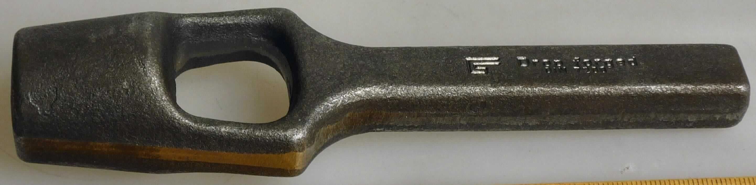 "Henkellocheisenrohling";

- ca. 155 mm langer Rohling eines mit freiem Arm zu handhabenden
  Henkellocheisens, vollständig aus Gusseisen

- mit einem konischem Stanzkopf an zwei Trägern und einem Schaft

- nach Fertigstellung zum Lochen von verschiedenen Materialien mit
  Hilfe eines Hammers

Abbildung siehe Anlage.

Derartige Erzeugnisse gehören als "Locheisen mit arbeitendem Teil aus unedlem Metall" zur Codenummer 8203 4000 00 0 des Zolltarifs (ZT).