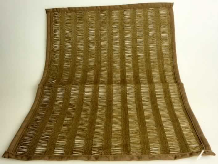 Ware zur Innenausstattung, sog. Platzset, Artikel 26701, Foto siehe Anlage,
- rechteckig; in den Abmessungen: etwa 45 cm x 30 cm,
- aus einem Gewebe aus gefalteten und gedrehten Papiergarnen der Position 5308 (Meterware der 
  Position 5311), somit keine Ware aus Flechtstoffen des Kapitels 46 und keine Ware aus Papier
  des Kapitels 48,
- an den Rändern mit einer etwa 1 cm breiten Einfassung aus Geweben aus laut Antrag Polyester
  (synthetische Chemiefasern),
- durch Zusammennähen konfektioniert,
- wird insbesondere wegen des Materials üblicherweise nicht gewaschen und kennzeichnet sich 
  aufgrund des Verwendungszwecks und der Ausstattung als Ware zur Innenausstattung (somit 
  keine Tischwäsche der Position 6302).

"Andere Ware zur Innenausstattung (Platzset) aus Geweben aus Papiergarn"