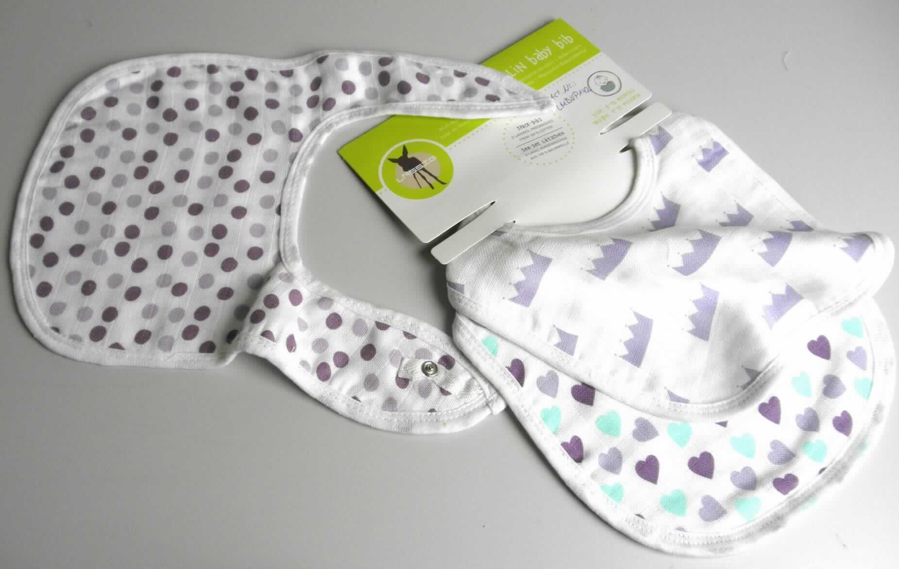 Lätzchen, Art. LMBVP142, Foto siehe Anlage,
- 3 Stück (in unterschiedlichen Farben) auf einer Pappkarte mit Aufgevorrichtung aufgemacht,
- dreilagig gearbeitet; mit einer Außenlage (Vorderseite) aus ca. 0,6 mm dicken, bedruckten Geweben und
  und einer Zwischen- und einer Innenlage (Rückseite) aus ca. 0,6 mm dicken, einfarbigen Geweben; alle 
  Gewebe aus laut Antrag 100 % Baumwolle,
- annähernd rechteckig, mit abgerundeten Ecken, mit den Abmessungen: ca. 25 cm x 21 cm, 
- an den Rändern mit schmalen Gewirkestreifen eingefasst,
- im oberen Drittel mit einer Öffnung, die im Nacken mit einem Klettverschluss geschlossen werden kann;
  im geschlossenen Zustand mit einem Umfang von ca. 27 cm und einem Durchmesser von ca. 7 cm, 
- ist für Kinder mit einer Körpergröße von bis zu 86 cm bestimmt,
- aufgrund der verwendeten Flächenerzeugnisse (Gewebe) keine Ware der Position 6111.

"Bekleidungszubehör (Lätzchen), für Kleinkinder, aus Geweben, aus Baumwolle"