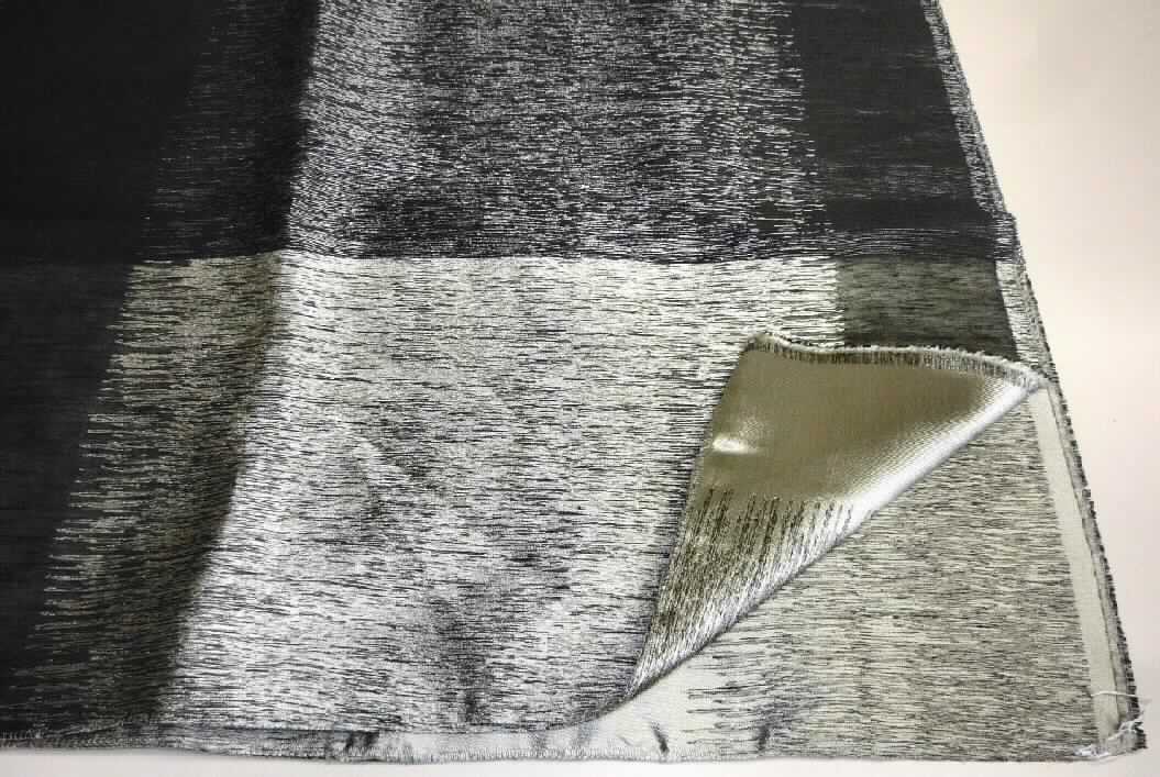 Gewebe, sog. Dekorationsstoff, Art 2611-01 bis 2611-04 Canto, Foto siehe Anlage
- Meterware, mit einer Breite von laut Antag 136 cm,
- aus laut Antrag 57 GHT Seide (keine Bourretteseide), 21 GHT Leinen, 10 GHT Polyester (synthetische 
  Chemiefasern), 8 GHT Viskose (künstliche Chemiefasern) und 4 GHT metallisiertes Garn (Lurex); diese Angaben 
  könnnen als zutreffend angesehen werden,
- buntgewebt,
- nicht auf Handwebstühlen hergestellt.

"Gewebe aus Seide, nicht aus Bourretteseide, mit einem Anteil an Seide von weniger als 85 GHT, buntgewebt,
 nicht auf Handwebstühlen hergestellt"