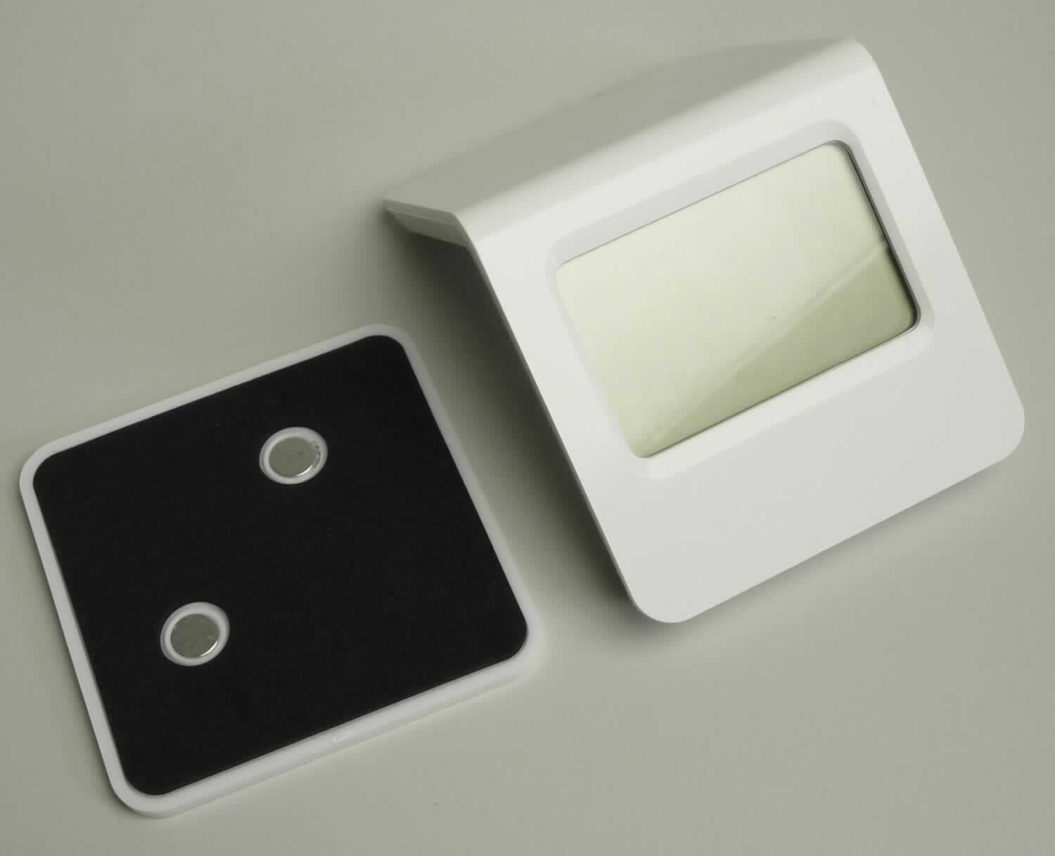 Bei der "LCD Table Clock Magnet Tischuhr" (Artikel-Nr. 36310) handelt es sich um einen batteriebetriebenen Tischwecker, aus Kunststoff, weiß, bestehend aus einem Gehäuse in Winkelform, ca. 7 x 7 x 6,5 cm groß (Breite x Höhe x Tiefe), und einem durch Magneten gehaltenen abnehmbaren Sockel, ca. 7 x 7 x 0,4 cm groß (Länge x Breite x Höhe), zur schwebenden Aufstellung der Uhr, mit digitaler Anzeige der Uhrzeit (Stunden, Minuten, Sekunden), der Weckzeit und des Datums (Größe der Platine: 6,4 x 2,5 x 0,3 cm = Länge x Breite x Dicke; somit kein Kleinuhr-Werk i.S.d. Anmerkung 3 zu Kapitel 91) sowie mit zwei Bedienungsknöpfen auf der Gehäuserückseite.

Die in einem Pappkarton verpackte Ware ist als "andere als in den Positionen 9101 bis 9104 erfasste Uhr, Wecker, elektrisch betrieben" einzureihen.
