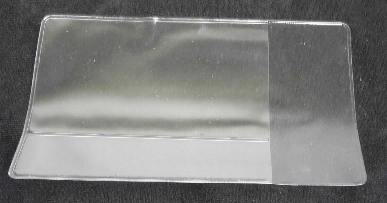Es handelt sich um eine etwa 14 cm (L) x 9 cm (B) große Verpackungshülle mit Einstecklasche aus miteinander verschweißten, transparenten Folien  - laut Antragsangaben - Polyvinylchlorid (PVC), einem Kunststoff im Sinne der Anmerkung 1 zu Kapitel 39.

Das Erzeugnis dient - laut Antrag - als Transport- oder Verpackungsmittel für Stifte.

Eine Einreihung als Halberzeugnis aus Kunststoff in die Positionen 3915 bis 3921 scheidet aufgrund der weiteren als durch Anmerkung 10 zu Kapitel 39 zugelassenen Bearbeitung aus.

Die Ware wird zolltarifrechtlich als "Transport-oder Verpackungsmittel, aus Kunststoffen, anderes als von den Unterpositionen (HS) 3923 10 bis 3923 50 erfasst" eingereiht.