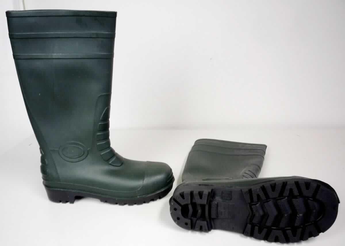 Sicherheitsstiefel (lt. Antrag: "PVC/Nitrilstiefel mit Stahlkappe, WORK, S5 SRC, grün", Foto siehe Anlage)
- wasserdicht,
- mit Laufsohlen aus (lt. Antrag) Kunststoff,
- mit Oberteil aus (lt. Antrag) Kunststoff (Spinnstoff mit einer mit bloßem Auge wahrnehmbaren Außenschicht 
  aus Kunststoff); das Oberteil ist weder mit der Laufsohle noch selbst durch Nähen, Nieten, Nageln, Schrauben,
  Stecken oder ähnliche Verfahren zusammengefügt,
- mit Metallschutz in der Vorderkappe

"Wasserdichte Schuhe mit Laufsohlen und Oberteil aus Kunststoff, bei denen weder das Oberteil mit der 
 Laufsohle noch das Oberteil selbst durch Nähen, Nieten, Nageln, Schrauben, Stecken oder ähnlichen 
 Verfahren zusammengefügt ist, mit einem Metallschutz in der Vorderkappe"
