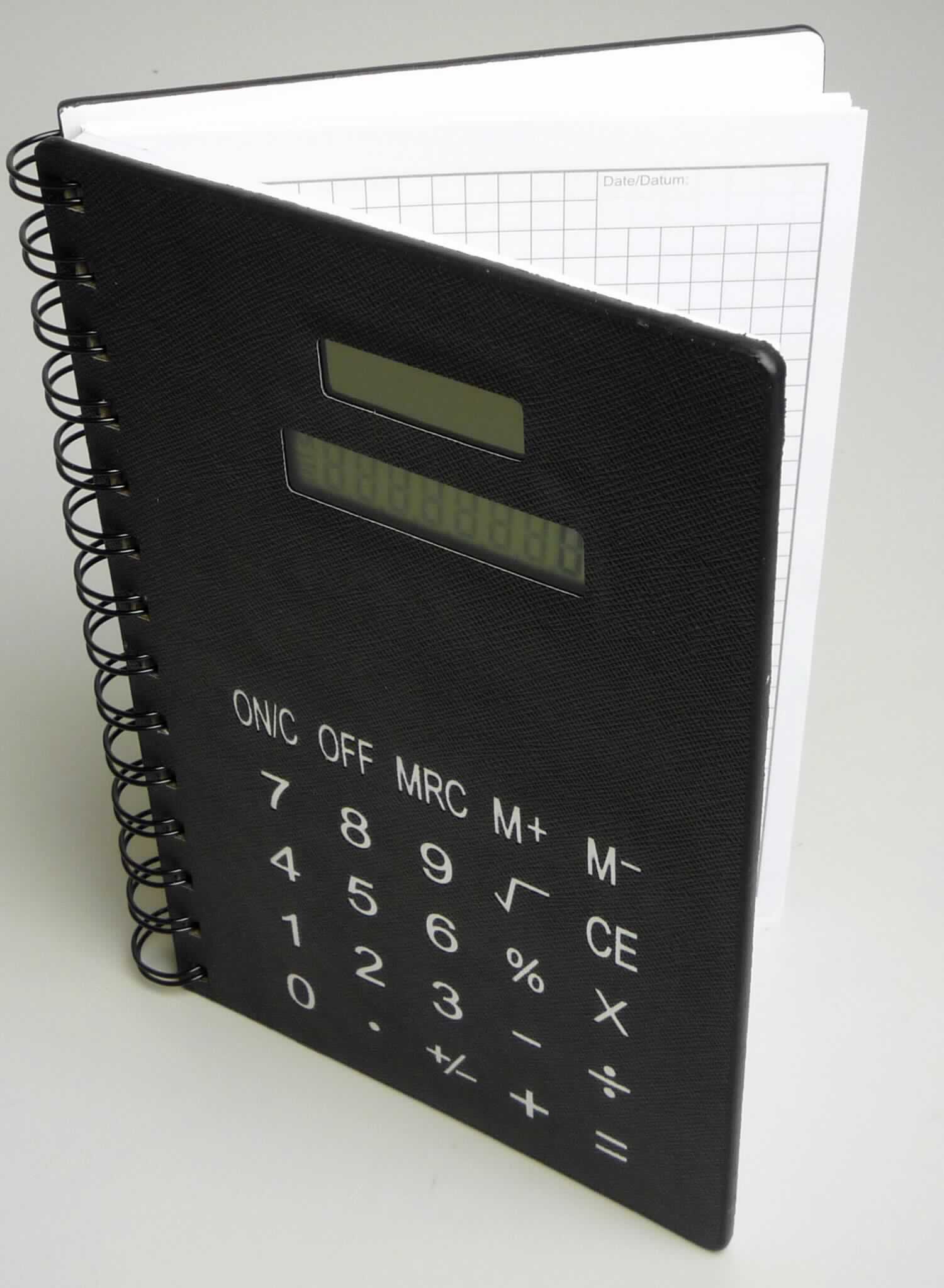 Bei der als "Notebook-Calculator Nr. 93410" bzw. "Notiz-Buch-Rechner" bezeichneten Ware handelt es sich um eine zusammengesetzte Ware aus:
- einem Notizblock mit Ringbuchmechanik (ca. 12 x 18 cm) und
- einem in dem Pappeinband integrierten Taschenrechner.

Ein charakterbestimmender Bestandteil ist nicht feststellbar, so dass die zusammengesetzte Ware von den gleichermaßen in Betracht kommenden Positionen der zuletzt genannten Position zuzuweisen ist.
 
Der Taschenrechner stellt sich als solarbetriebene Rechenmaschine mit Rechen- und Speicherwerk, LCD-Anzeige, Bedienfeld mit Ziffern- und Funktionstasten dar, der zur Durchführung von Grundrechenarten sowie Prozent- und Wurzelberechnungen geeignet ist.

Das in einer Pappschachtel verpackte Erzeugnis ist als "elektronische Rechenmaschine, die ohne externe Energiequelle betrieben werden kann" einzureihen. 

Anlage: 1 Abbildung