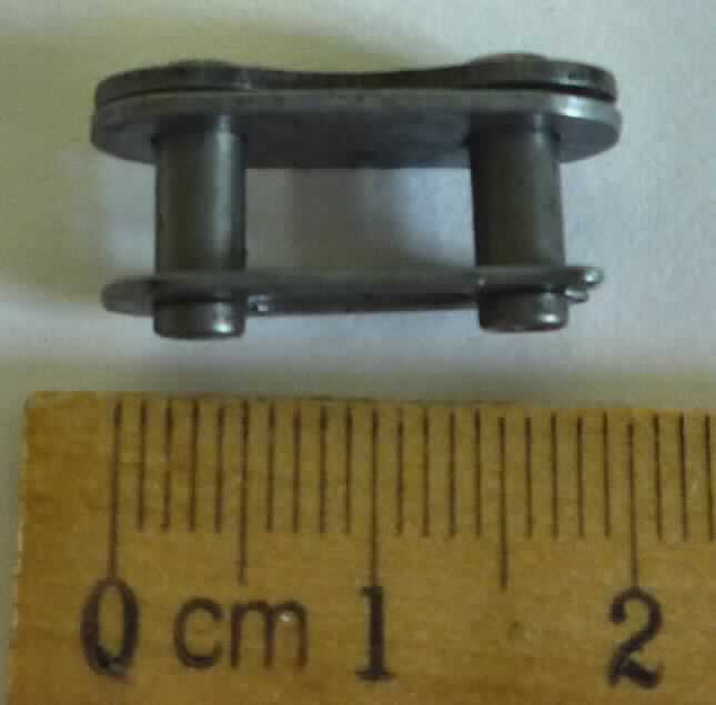 Es handelt sich um aus Stahl gefertigte Erzeugnisse, bestehend aus einer nahezu ovalen Scheibe mit zwei Lochungen, einer nahezu ovalen Scheibe mit zwei Bolzen und einem bügelförmigen Verschluss.
Die Waren werden als Kettenverschlussglied verwendet, sind in einem Polybeutel verpackt und an einem mit Produktinformationen bedruckten Pappreiter befestigt. 
Abmessungen: Länge etwa 2,1 cm, Breite etwa 1,1 cm, Höhe etwa 0,9 cm.
- Antragstellerangaben -

Abbildung siehe Anlage.

Derartige Erzeugnisse gehören als "Teile von Ketten (Gelenkketten) aus Stahl" zur Codenummer 7315 1900 00 des Integrierten Zolltarifs der EG (TARIC).
