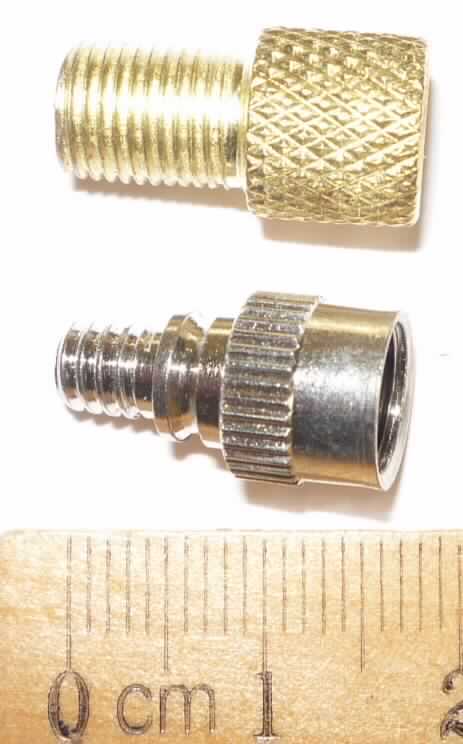 Rückschlagventil in Form einer zylindrischen Hülse aus Stahl mit verschiedenen Durchmessern, insgesamt ca. 18 mm lang, am breiteren Ende mit metrischem Innengewinde, am schmaleren Ende mit metrischem Außengewinde, ungefähr mittig mit Rändelung am Außenmantel und innenliegender, in Längsrichtung beweglicher Metallkugel und einem eingepassten Dichtring aus Kautschuk oder Kunststoff.
Die Ware dient als Adapter zum Aufschrauben auf so genannte SCHRADER-Ventile, um derartig ausgerüstete Luftschläuche an Pumpen oder Kompressoren mit Füllanschluss für so genannte DUNLOP-Ventile befüllen zu können.

Die Ware ist als "Rückschlagventil, aus Stahl, nicht für bestimmte Luftfahrzeuge, mit einem Außendurchmesser von 10mm und einem Öffnungsdruck von nicht mehr als 800kPa" einzureihen.