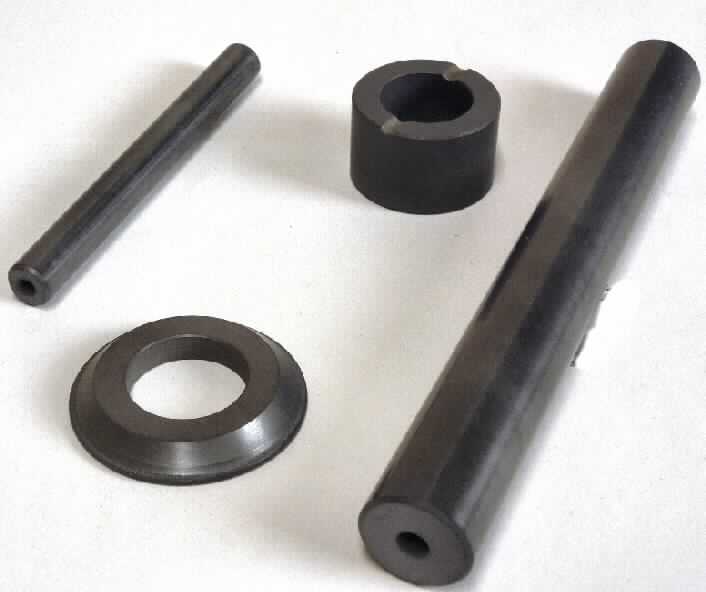 Keramische Waren zu technischen Zwecken, sog. Axiallager D 44 x 6, Art.-Nr.: 124/000069, Abbildung siehe Anlage,  
- in Form eines sich nach oben hin verjüngenden Ringes, am unteren Rand mit einer 
  rundum verlaufenden Einkerbung,
- mit einem Innendurchmesser von 22 mm, einem Außendurchmesser (unten) von 44 mm
  und einer Höhe von 6 mm,
- nach vorheriger Formgebung keramisch gebrannt, 
- aus Siliciumcarbid, 
- mit einer Mohsschen Härte von 9 (HV 1800), 
- zum Einbau in Teichpumpen bestimmt, 
- keine Zuweisung zu Position 8413 als Teil von Flüssigkeitspumpen, da aus keramischen 
  Stoffen.

"Keramische Ware zu technischen Zwecken, nicht aus Porzellan, mit einer Mohsschen Härte von 9 oder mehr"