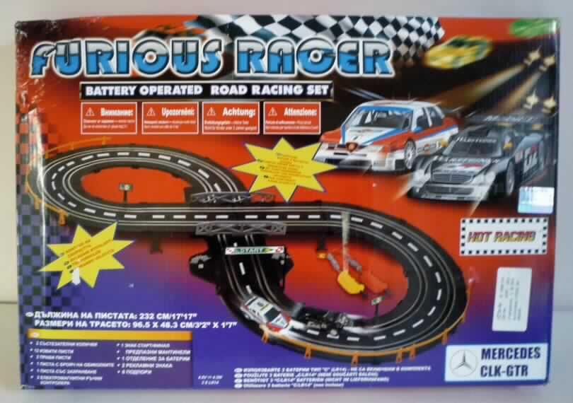 Bei der Ware, sog. Autorennbahn, handelt es sich um ein teilweise zerlegtes Autobahnrennset, im Wesentlichen bestehend aus:
- einer zweispurigen, batteriebetriebenen, zerlegten, ca. 232 cm langen und 96,5 x 48,3 cm großen Rennbahn (12 gebogene Schienenteile, 1 gerades Schienenteil, 1 Stromabnehmerschiene) mit je einem Rundenzähler für jede Spur,
- einem Batteriekasten,
- zwei Rennwagen mit Beleuchtung (Vorderlicht),
- zwei Handcontrollern,
- einem Start-/Zielschild,
- sechs Pfeilern,
- zwei Werbetafeln und
- Leitplanken.
Die im Wettbewerb zu bespielende Rennbahn ist in einem großen, bunt bedruckten Pappkarton für den Einzelverkauf aufgemacht.

Die Ware ist als "elektrisches Autorennspiel, das den Charakter eines Gesellschaftspiels hat" einzureihen.
