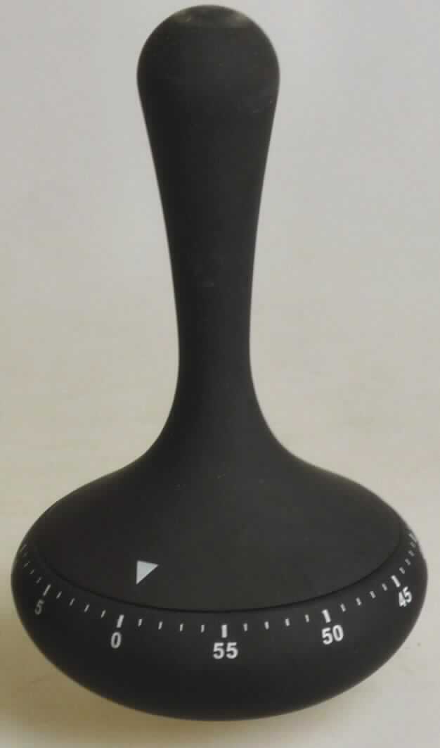 Bei der als Eieruhr bezeichneten Ware handelt es sich um einen Küchentimer (Art.Nr.: 27227), der Form nach einem verkleinerten Eisstock ähnlich, mit einem Durchmesser von ca. 6 cm und eine Höhe von ca. 11 cm. Die Ware verfügt über ein zweigeteiltes Gehäuse aus Metall und Kunststoff. Der obere Teil, auf dem sich die Zeitmesseinteilung von 0 bis 55 (in Zahlen bzw. Stricheinteilung) befindet, dient zum Aufziehen des Zeitmessers. Das aufgezogene Messwerk beginnt von der eingestellten Zeit an rückwärts bis 0 zu laufen und löst dann ein Klingelzeichen aus.

Die in einem Karton verpackte Ware ist als "Zeitmesser mit Uhrwerk" einzureihen.