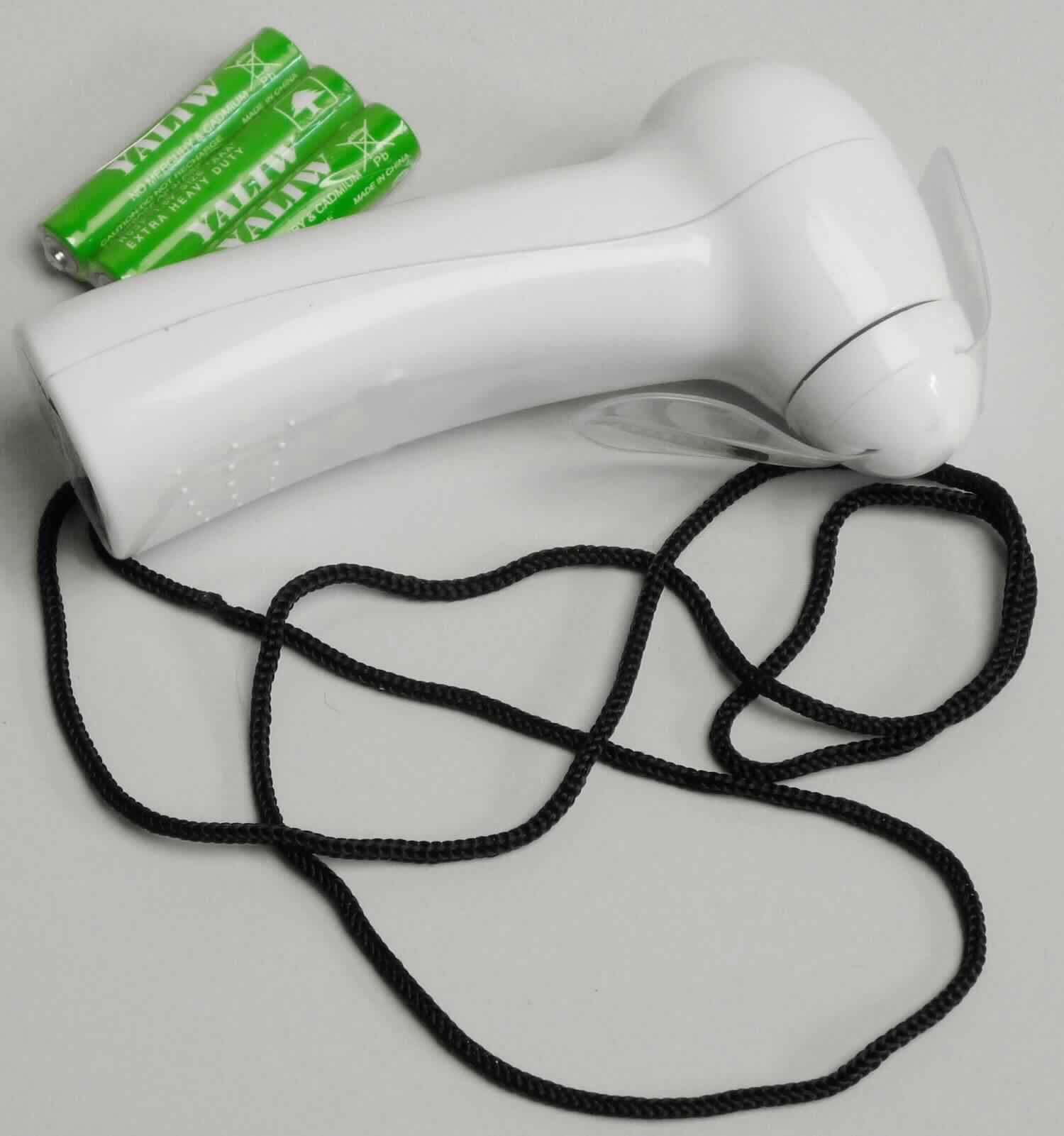 Sog. Mini-Handaxialventilator,
- aus an einem ergonomisch geformten, griffartigen Kunststoffgehäuse befindlichen Propeller aus 
  zwei Flügeln, Batteriefach, Tragekordel, seitlich angeordnetem Schaltknopf sowie sieben in einen  
  der Propellerflügel eingeschweißten LEDs, mit einem maximalen Luftdruck von weniger als 2 bar 
  (Abbildung siehe Anlage),
- zur Erzeugung eines Luftstromes und von Lichteffekten durch die sich mit dem Propeller drehenden 
  und blinkenden LEDs. 
Der Axialventilator bestimmt den Charakter des Ganzen.

"Axialventilator - zusammengesetzte Ware aus Axialventilator (charakterbestimmend) und Sichtsignalgerät (Blink-LEDs) - sog. Mini-Handaxialventilator"