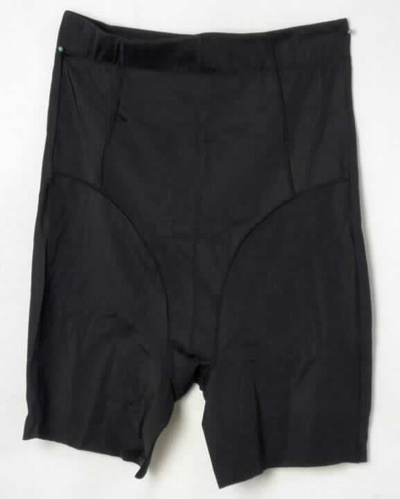 Miederhose, sog. PJN 64813 -  Damen Panty Bodyforming, Größe L, Foto siehe Anlage,
- in einer bedruckten Pappschachtel verpackt,
- aus ca. 0,6 mm dicken, einfarbigen Gewirken aus laut Antrag 87 % Polyamid und 13% Elasthan (beides
  synthetische Chemiefasern),
- als lange, klassische Miederhose gearbeitet; mit einer Seitenlänge von ca. 47 cm,
- über die Taille nach oben reichend; mit einem ca. 4 cm breiten, elastischen Bund,
- die Gewirke sind längselastisch, in der Querrichtung ist die Elastizität begrenzt; im Bauchbereich doppellagig 
  gearbeitet,
- mit Schrittfutter (Hygieneeinlage),
- besitzt aufgrund der Materialzusammensetzung, der Schnittform (lange Miederhose), der Konstruktion und 
  Verarbeitung die Eigenschaft, gewisse Teile des Körpers zu stützen (damit kein Slip der Position 6108).

"Den Hüftgürteln ähnliche Ware, aus Gewirken, Miederhose"