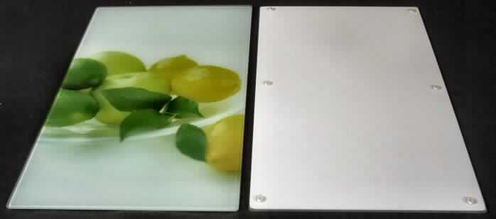 Glasware zur Verwendung bei Tisch oder in der Küche, sog. Glasschneideplatte, 2-er Set, Abbildung siehe Anlage,
- in Form einer rechteckigen Platte,
- mit den Abmessungen von ca. 52 x 30 x 0,4 cm,
- aus vorgespanntem ESG-Glas (lt. Antragsangaben),
- mit glatter Oberfläche,
- auf der Unterseite mit vier Kunststofffüßen ausgestattet und mit einem Bild (Zitronen)
  unterlegt.

"Glasware zur Verwendung bei Tisch oder in der Küche (Glasschneideplatte), 
 nicht aus Bleikristall, aus vorgespanntem Glas"