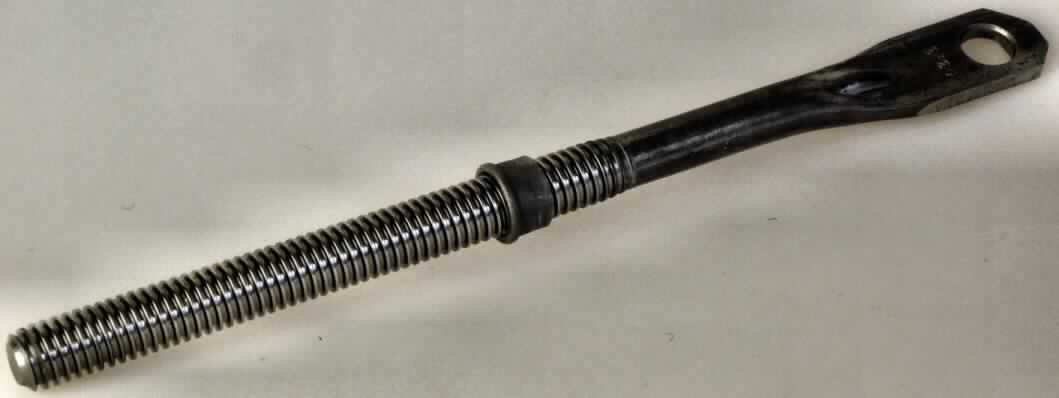 Es handelt sich um etwa 250 mm lange, nahezu zylindrische Erzeugnisse aus Stahl, die über eine Länge von etwa 137 mm ein Gewinde aufweisen und zu einem flachen, nahezu rechteckigen "Kopf" mit kreisrunder Lochung ausgearbeitet sind. Das Gewinde ist mit einem fest stehenden Bund, der als Anschlag dient ausgestattet. 
Die Erzeugnisse sind zum Einbau in eine elektrische Sitzhöhenverstellung bestimmt und dienen zum Umwandeln einer Drehbewegung in eine Längsbewegung.
-Antragstellerangaben-

Abbildung siehe Anlage.

Derartige Erzeugnisse gehören als "Teile aus unedlen Metallen von Beschlägen aus unedlen Metallen, für Möbel (Kraftfahrzeugsitze)" zur Codenummer 8302 4200 99 0 des Elektronischen Zolltarifs.