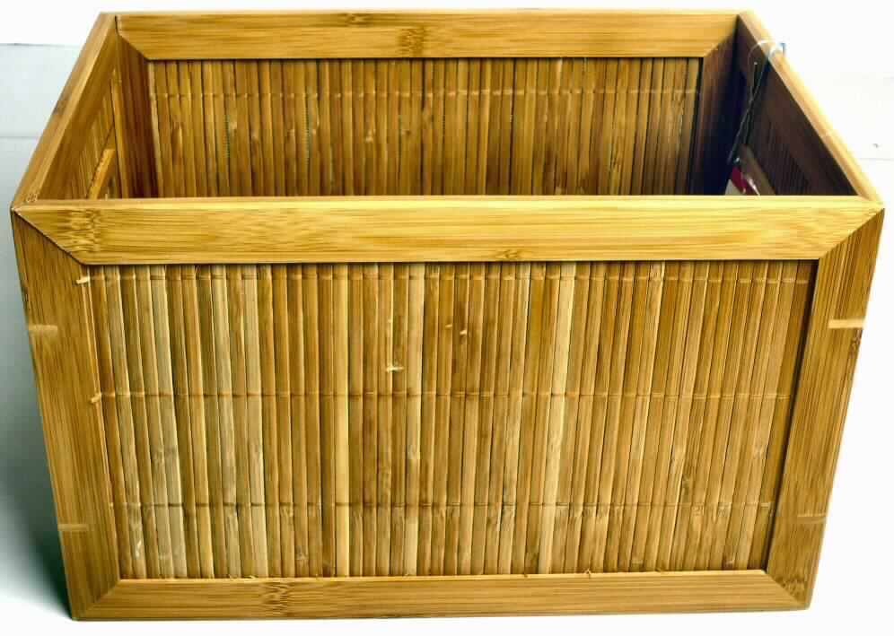 "Aufbewahrungskiste Bamboo, Art. 13582"
- rechteckiges Behältnis mit Rahmen und Boden aus massivem Bambus (lt. Antragsteller)
  sowie vier sorgfältig in den Rahmen eingearbeiteten Seitenteilen aus parallel aneinander-
  gefügten und durch Haltefäden aus Spinnstoff zu Flechtmatten verbundenen Bambusstreifen, 
- an zwei Seiten eingearbeitete Grifföffnungen aus Bambus,
- Abmessung: 32 x 21,5 x 20 cm, 
- dient der Aufbewahrung von verschiedenen Gegenständen.
(Abbildung siehe Anlage)

Der Charakter des Behältnisses wird durch das Holz bestimmt.

"Innenausstattungsgegenstand aus Holz, ohne Einlegearbeit, nicht aus tropischem Holz im Sinne der Zusätzlichen Anmerkung 2 zu Kapitel 44 (zusammengesetzte Ware aus Holz -charakterbestimmend- und Flechtstoff), sog. Aufbewahrungskiste"