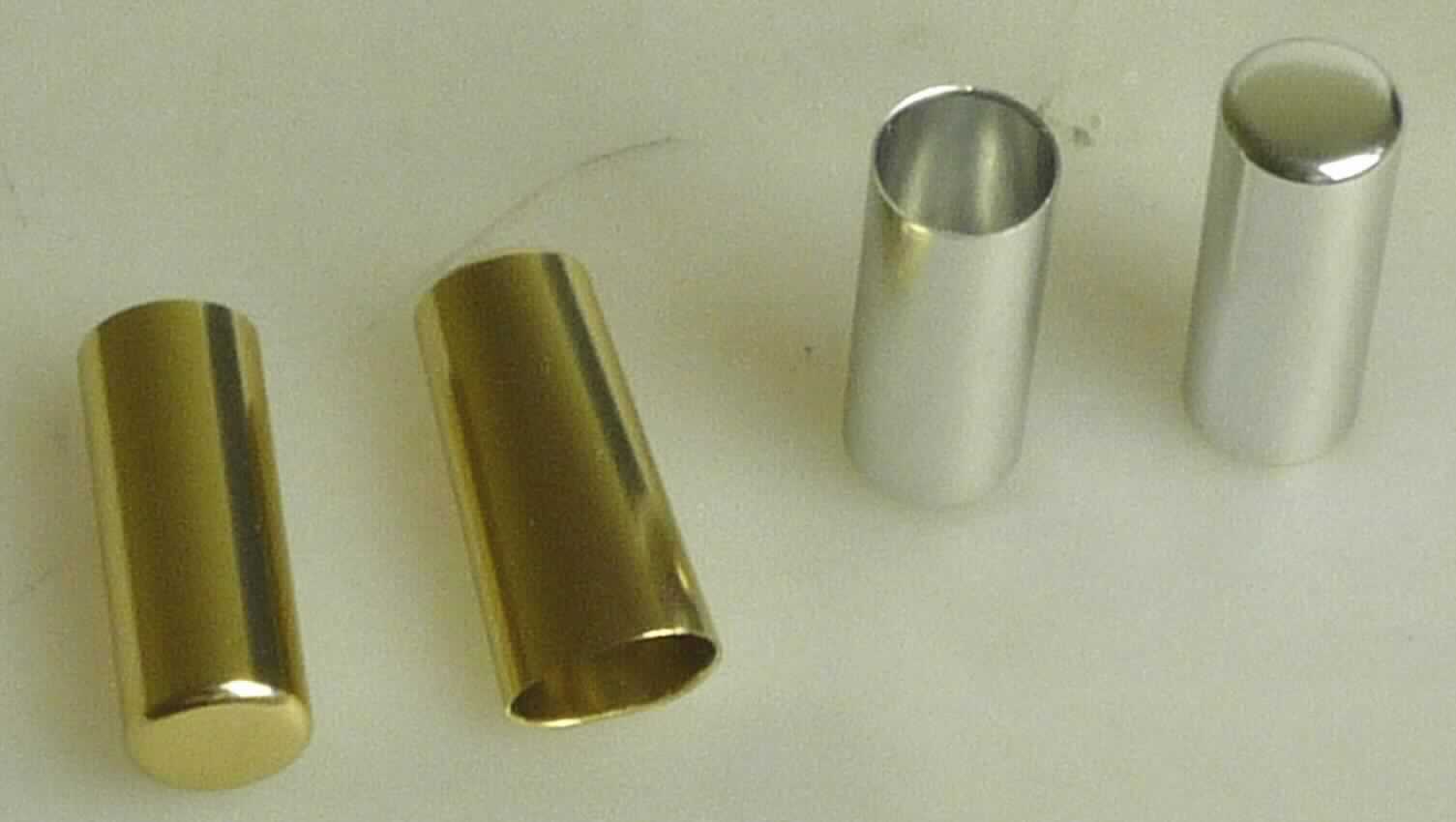 Es handelt sich um zylindrische Hohlerzeugnisse aus Aluminium mit unterschiedlichen Längen und einem über die gesamte Länge gleichbleibenden kreisrunden Querschnitt. Die Waren sind an einem Ende geschlossen und dienen als Abdeckkappen zum Schutz für Kosmetikstifte (nicht Gegenstand der vZTA). 
Länge der vorgelegten Erzeugnisse: etwa: 20 mm
Durchmesser der vorgelegten Erzeugnisse: etwa: 7,8 mm

Abbildung siehe Anlage.

Derartige Erzeugnisse gehören als "anderes Verpackungszubehör aus unedlen Metallen" zur Codenummer 8309 9090 90 0 des Zolltarifs.