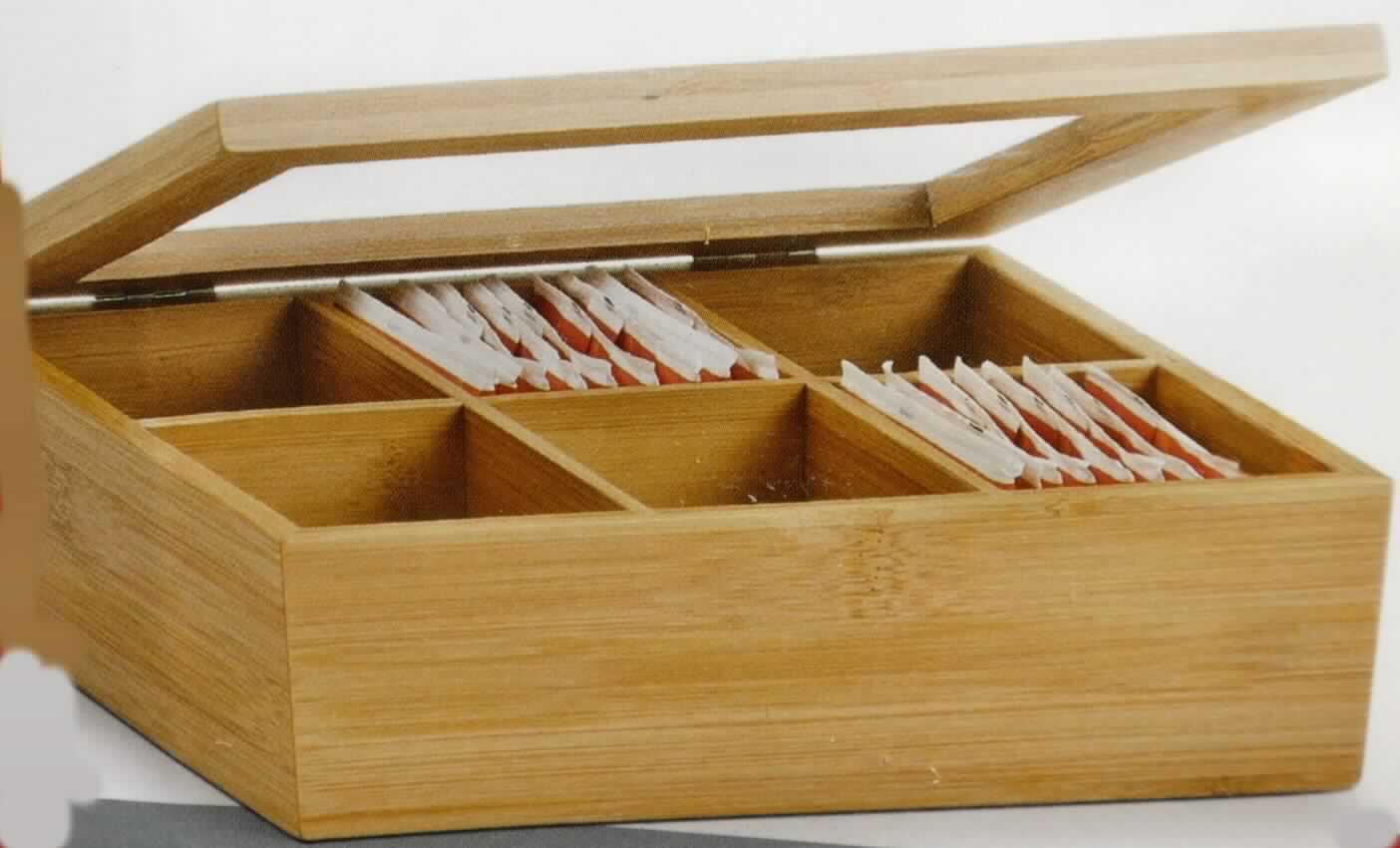 Teebeutelbox Bamboo, Art. 25360
- sorgfältig gearbeitetes, quaderförmiges Kästchen (Abmessungen ca. 21 x 16 x 7,5 cm) aus 
  verleimten Holzbrettchen (Bambus), lackiert, mit sechs gleich groß abgeteilten Fächern sowie 
  aufklappbarem Deckel mit Metallscharnieren und eingesetzter Sichtscheibe aus Kunststoff,
- zum Aufbewahren verschiedener Gegenstände, z.B. Teebeutel,
- mit bedrucktem Pappeinleger in Schrumpffolie eingeschweißt.
(Abbildung siehe Anlage)

Der Charakter der Ware wird durch das Holz bestimmt.

"Innenausstattungsgegenstand aus Holz, keine Ware der Unterpositionen 4420 10 bis 4420 90 10, nicht aus tropischem Holz im Sinne der ZAnm 2 zu Kap 44 (zusammengesetzte Ware aus Holz -charakterbestimmend-, Kunststoff und unedlem Metall)"