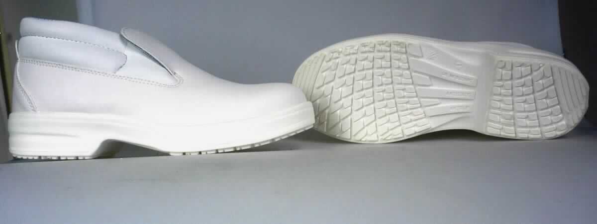 Sicherheitsstiefel (lt. Antrag: "Slipper hoch mit Schutzkappe S2, weiß", Foto siehe Anlage)
- mit Laufsohlen aus Kunststoff,
- mit Oberteil (geschlossenes Blatt) aus Kunststoff (Spinnstoff mit einer mit bloßem Auge
  wahrnehmbaren Außenschicht aus Kunststoff), 
- nicht mit Dornen, Krampen, Klammern, Stollen oder ähnlichen Vorrichtungen versehen
  oder für deren Anbringung hergerichtet (keine Sportschuhe),
- den Knöchel bedeckend, 
- mit Metallschutz in der Vorderkappe

"Schuhe mit Laufsohlen und Oberteil aus Kunststoff, andere als in der Position 6401 und
 in den UPos. 6402 1210 bis 6402 2000 genannt, den Knöchel bedeckend, mit einem 
 Metallschutz in der Vorderkappe"
