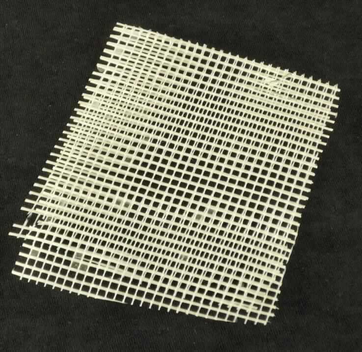 Gewebe aus Glasfasern, sog. Glasfasergewebe, Foto siehe Anlage,
- undichtes Drehergewebe aus textilen Glasfilamenten,
- mit Schussfäden aus Glasseidensträngen (Rovings),
- mit Kettfäden aus gedrehten Garnen aus Glasfasern,
- die Glasseidenstränge (Rovings) verleihen dem Gewebe nach dem Gewicht
  den wesentlichen Charakter,
- offenmaschig, mit einer Zellgröße von ca. 3 x 3 mm,
- mit Kunststoff getränkt (kein Epoxidharz),
- Meterware mit einer Breite von 1 Meter auf Rollen,
- zur Verwendung als Armierungsgewebe.

"Ware aus Glasfasern, Gewebe aus Glasseidensträngen (Rovings), andere als
 in den Unterpositionen 7019 4000 10 und 7019 4000 20 genannte"